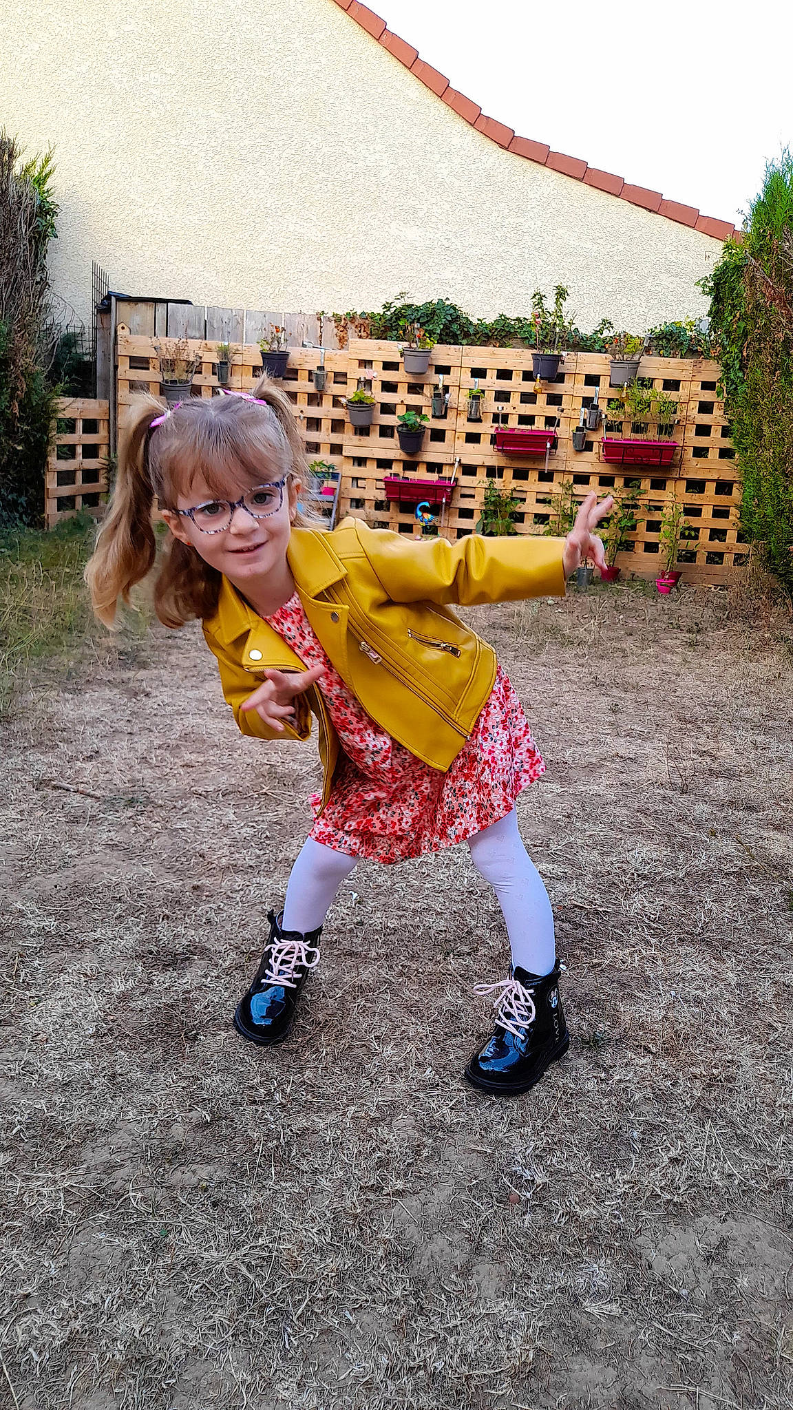Rose participe au concours pour gagner de l'argent avec cette photo : child, city, costume, event, fun, grass, happy, joy, leisure, magenta, pattern, person, plant, play, public_space, recreation, sky, smile, spring, summer