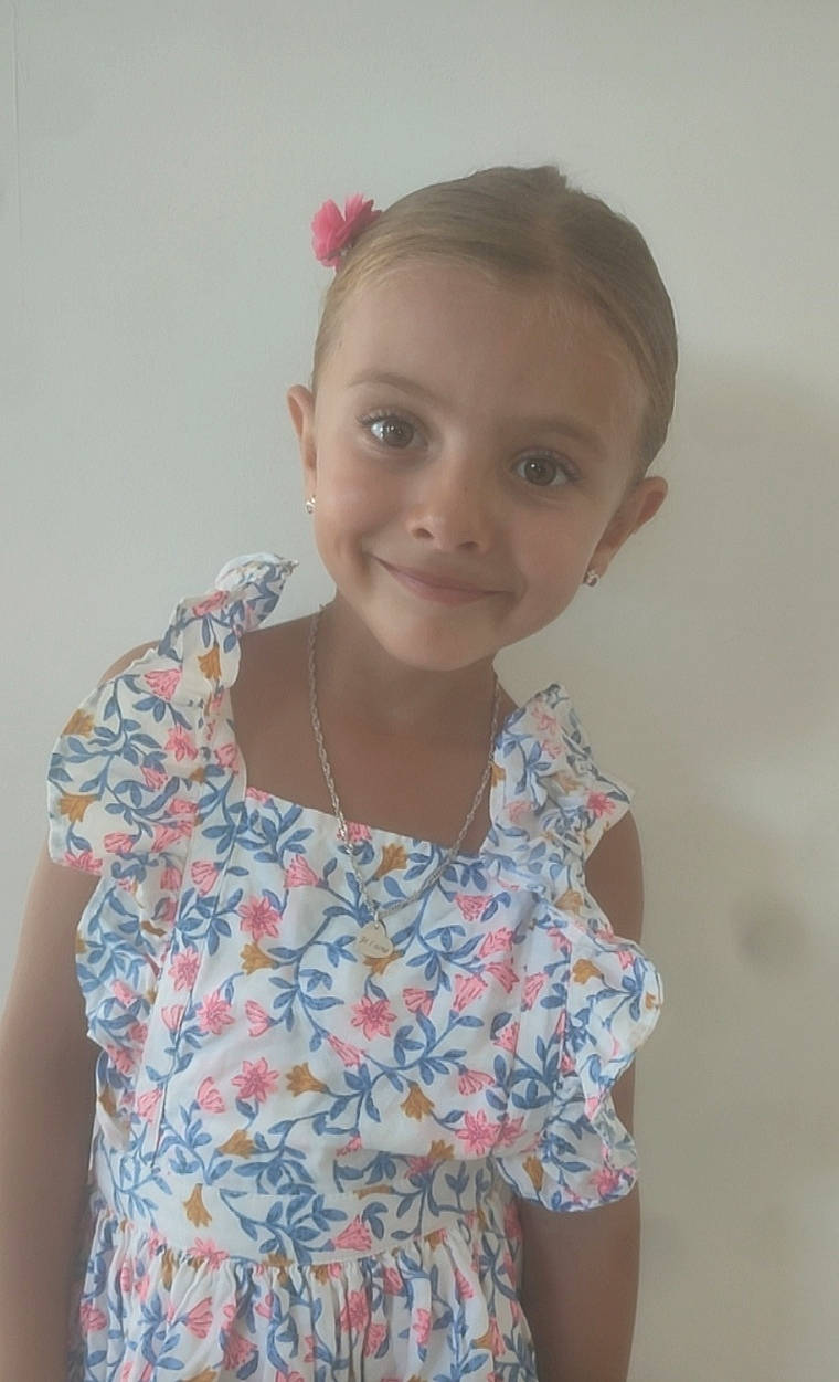 Lilia participe au concours pour gagner de l'argent avec cette photo : arm, child, chin, day_dress, elbow, fashion_design, fun, hair, happy, iris, jewellery, joy, neck, pattern, person, pink, room, skin, sleeve, smile