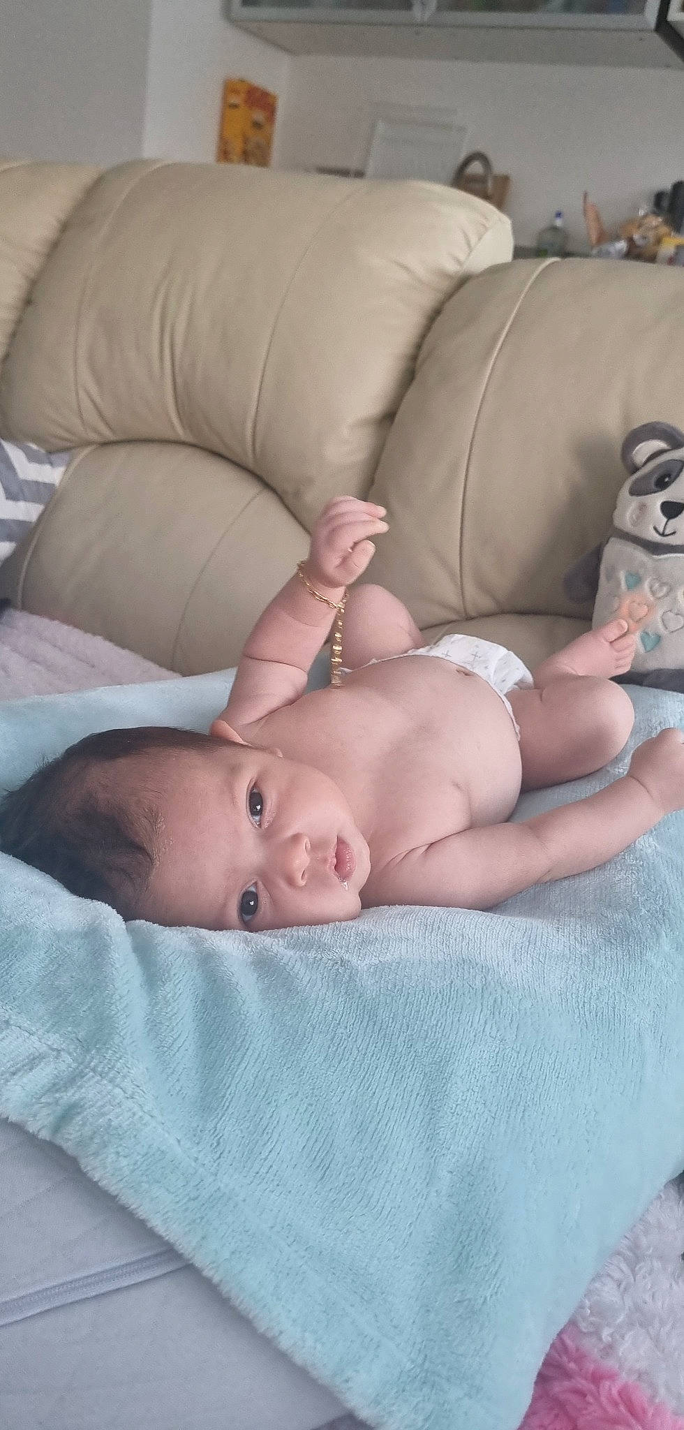 Ayden a rejoint le concours — aidez-le/la à gagner de superbes lots ! abdomen, baby, baby_toddler_clothing, cheek, chest, child, comfort, drinkware, eyelash, headgear, human_leg, linens, lip, mouth, neck, person, room, sitting, skin, thigh