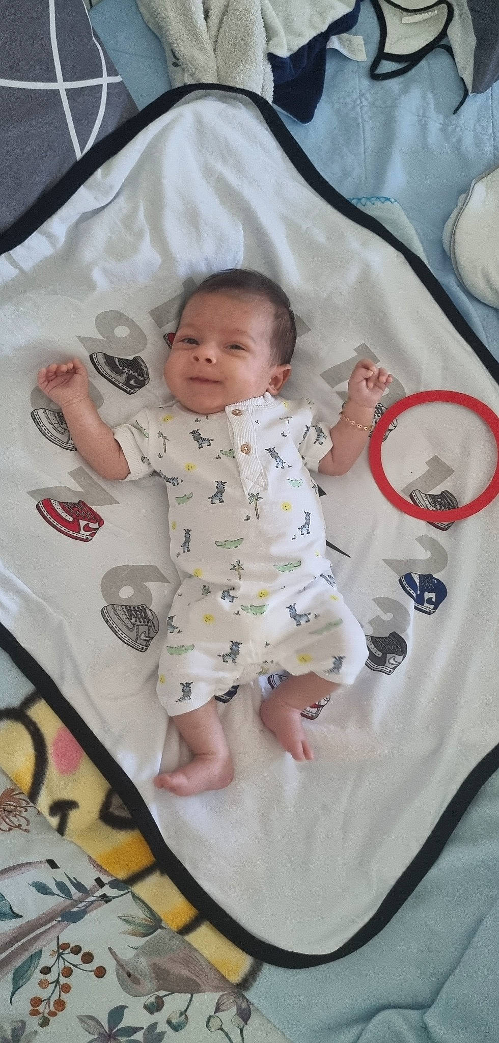 Ayden a rejoint le concours — aidez-le/la à gagner de superbes lots ! baby, baby_products, baby_safety, baby_toddler_clothing, bedding, cheek, child, comfort, facial_expression, head, infant_bed, linens, pattern, person, room, skin, sleeve, smile, textile, toddler