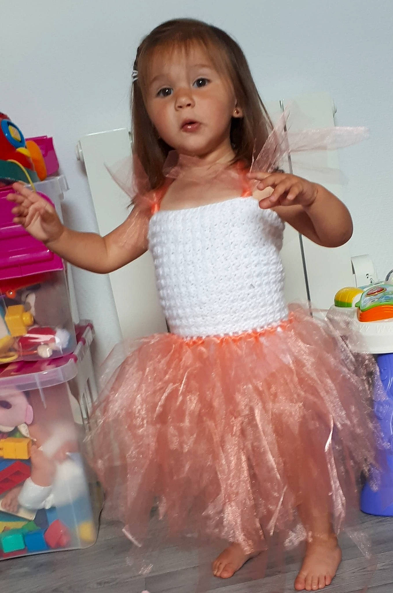 Djenna participe au concours pour gagner de l'argent avec cette photo : ballet_tutu, child, clothing, costume, dress, person, pink, play, surprise, toddler
