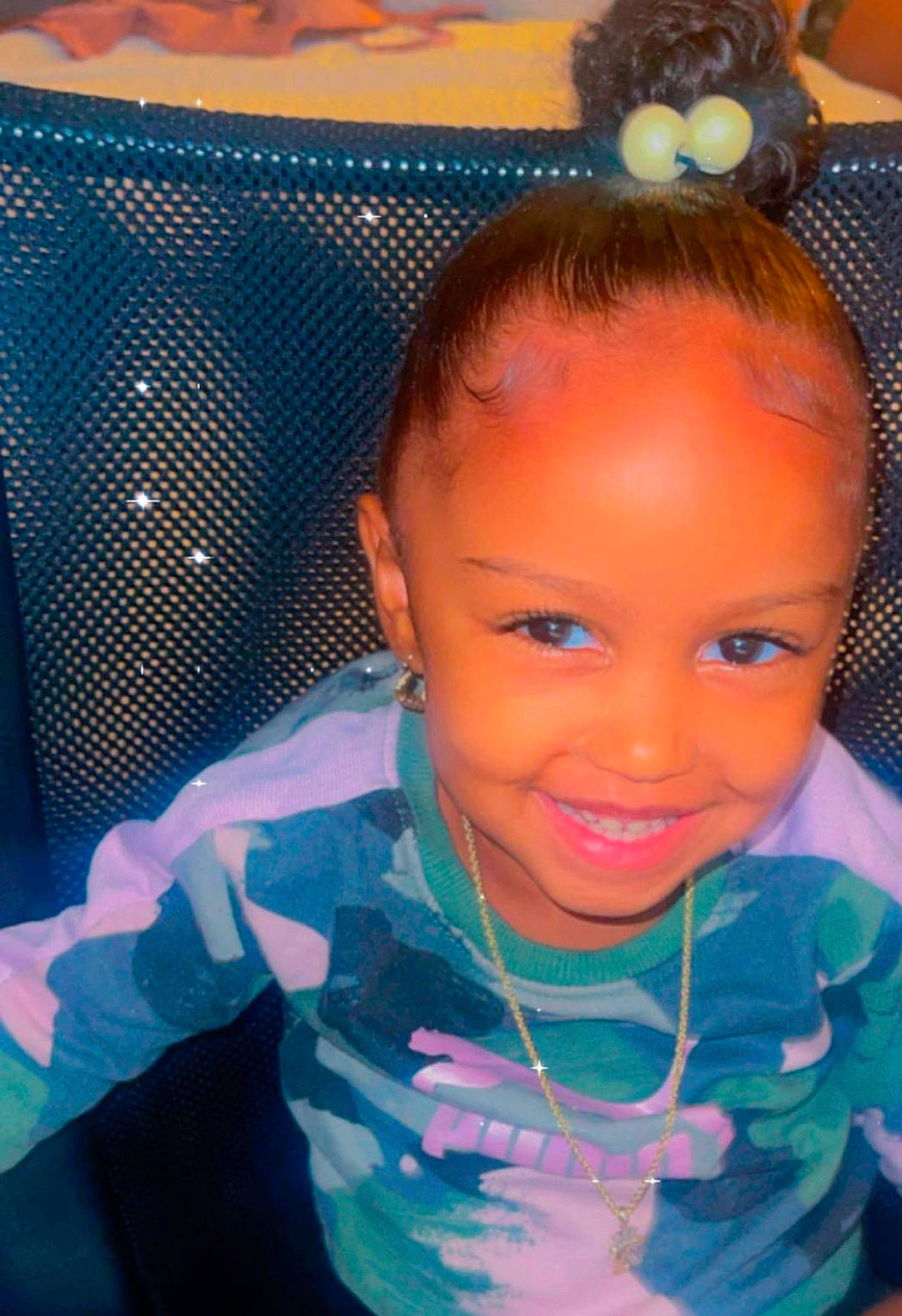 Kahmya is registered to the contest to win money with this photo: arm, azure, blue, cheek, chin, ear, eyebrow, eyelash, facial_expression, forehead, happy, iris, joy, lip, mouth, neck, nose, organ, person, product