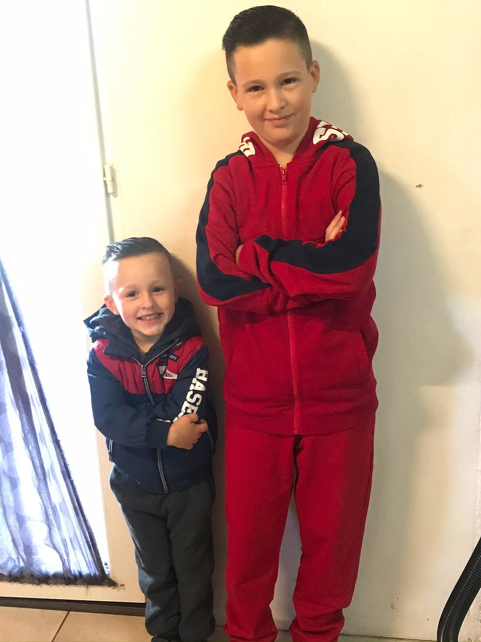 Kylian participe au concours pour gagner de l'argent avec cette photo : belt, child, curtain, electric_blue, event, face, fashion_design, fun, gesture, happy, joy, person, personal_protective_equipment, recreation, room, sleeve, smile, sportswear, sweatpant, t_shirt