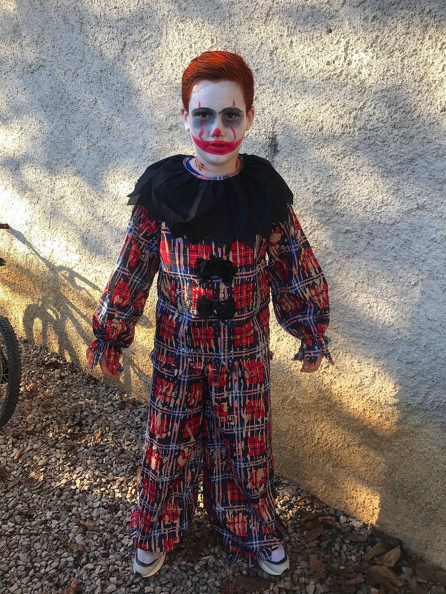 Kylian participe au concours pour gagner de l'argent avec cette photo : carmine, cool, electric_blue, eyewear, fashion_design, goggles, grass, hairstyle, landscape, pattern, people_in_nature, person, personal_protective_equipment, plaid, sleeve, soil, street_fashion, sunglasses, tartan, tints_and_shades