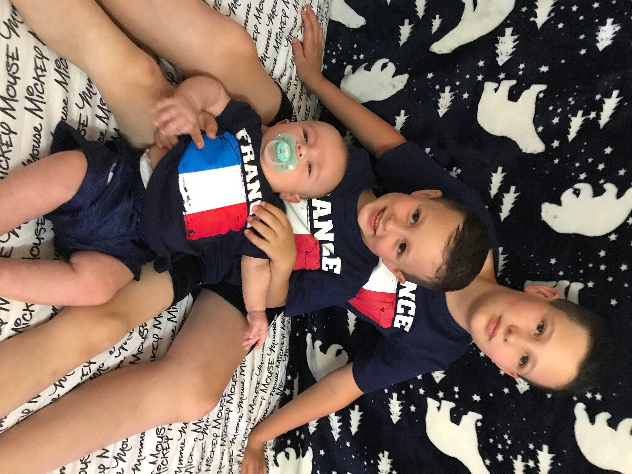 Jessen participe au concours pour gagner de l'argent avec cette photo : arm, black_hair, cool, fashion, finger, flash_photography, friendship, fun, gesture, glasses, hand, happy, hat, interaction, joy, leisure, people_in_nature, person, shorts, sunglasses