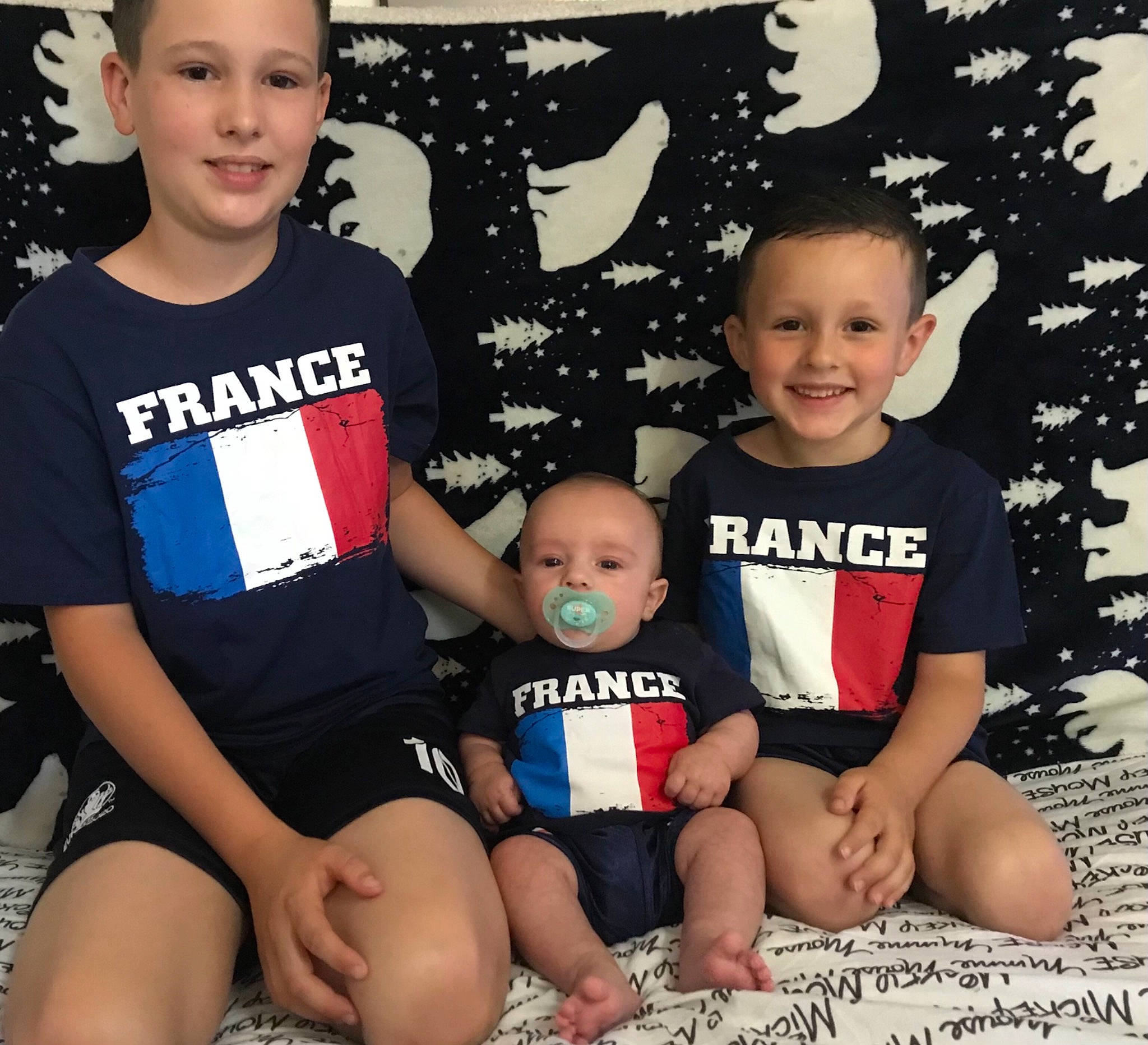 Jessen participe au concours pour gagner de l'argent avec cette photo : baby_toddler_clothing, black, child, cool, facial_expression, finger, happy, head, headwear, human_body, joy, lap, leg, muscle, organ, person, photograph, sleeve, smile, t_shirt