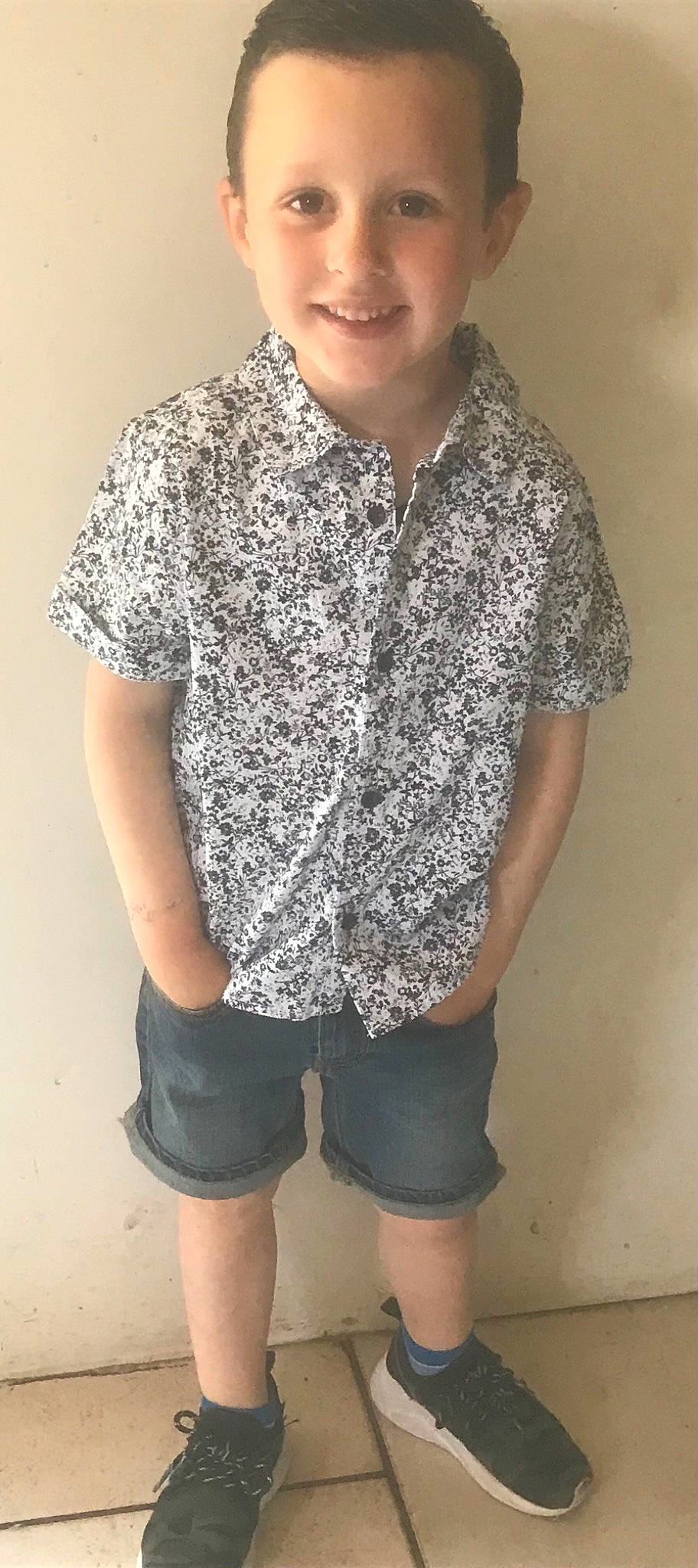 Ruben a rejoint le concours — aidez-le/la à gagner de superbes lots ! baby_toddler_clothing, clothing, collar, dress_shirt, grey, human_body, joint, joy, neck, outerwear, pattern, person, shorts, shoulder, sleeve, smile, street_fashion, t_shirt, thigh, vision_care