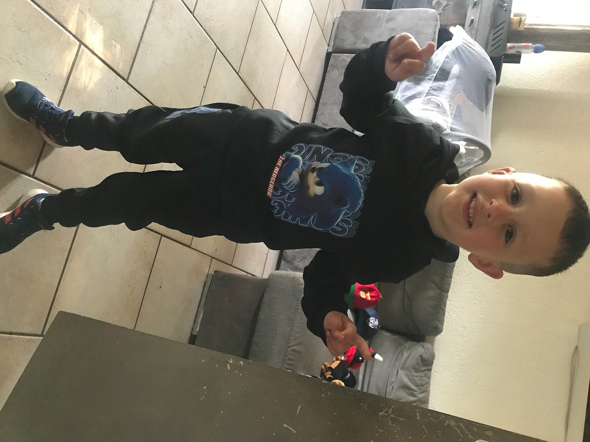 Ruben participe au concours pour gagner de l'argent avec cette photo : adventure, elbow, flooring, fun, joy, knee, outdoor_shoe, person, recreation, table, toddler, walking_shoe