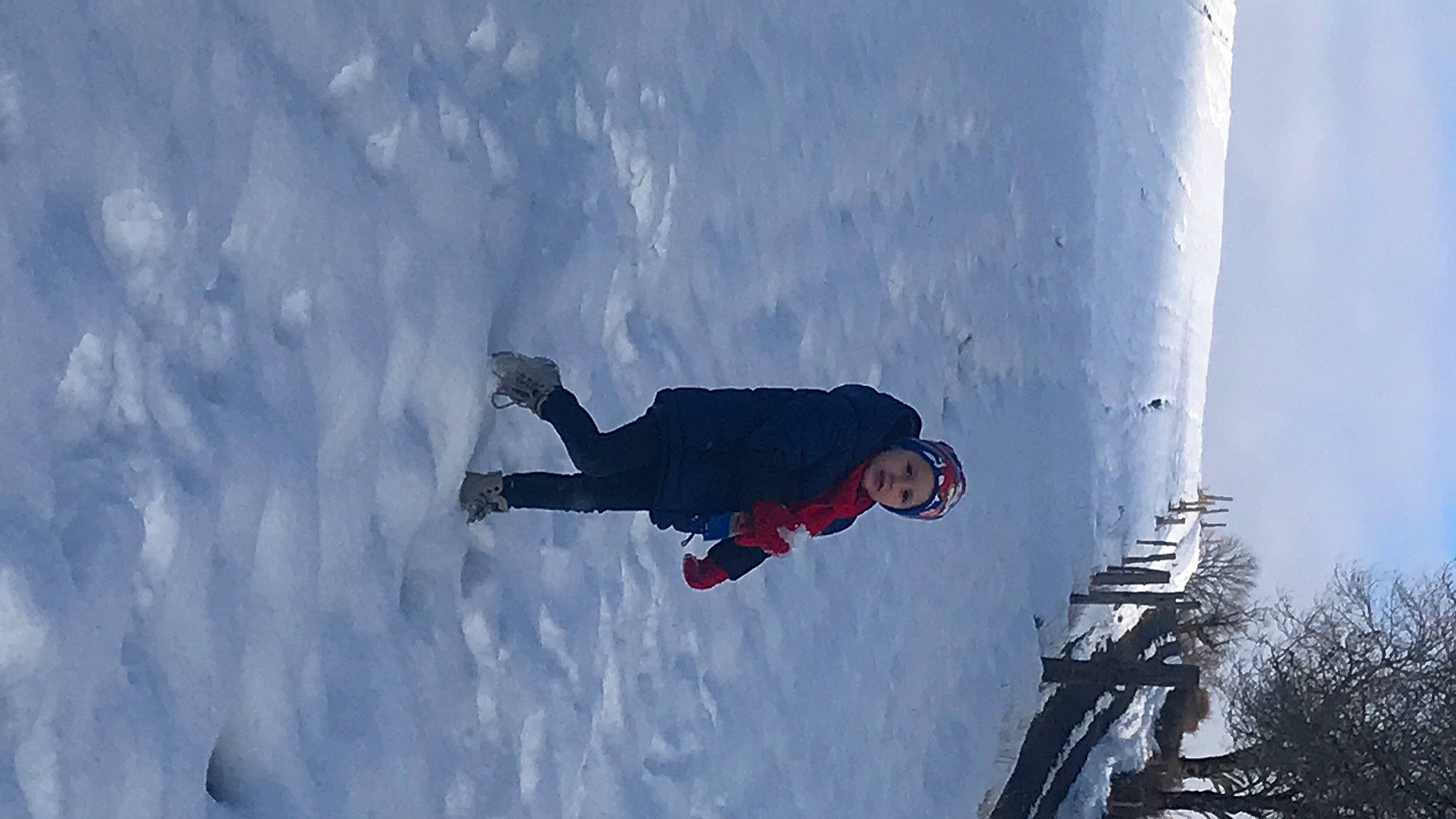 Ruben participe au concours pour gagner de l'argent avec cette photo : adventure, electric_blue, extreme_sport, freezing, fun, geological_phenomenon, glacial_landform, headwear, ice_cap, jacket, mountaineer, person, recreation, sky, slope, snow, sports, sports_equipment, terrain, tree