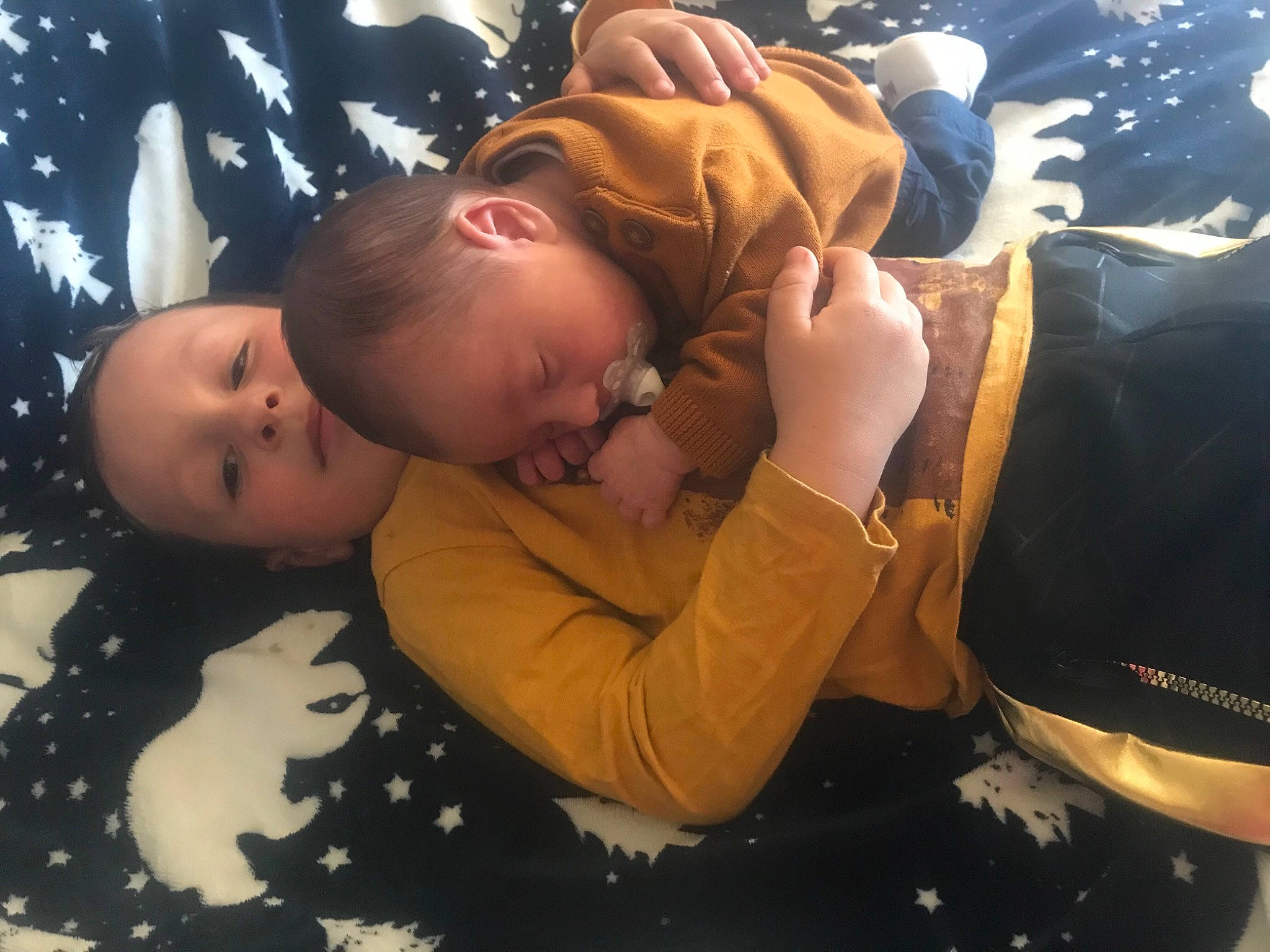 Ruben participe au concours pour gagner de l'argent avec cette photo : arm, baby, baby_products, baseball_cap, child, comfort, cool, eyewear, finger, fun, hand, happy, hat, human_body, interaction, leisure, mouth, person, personal_protective_equipment, toddler