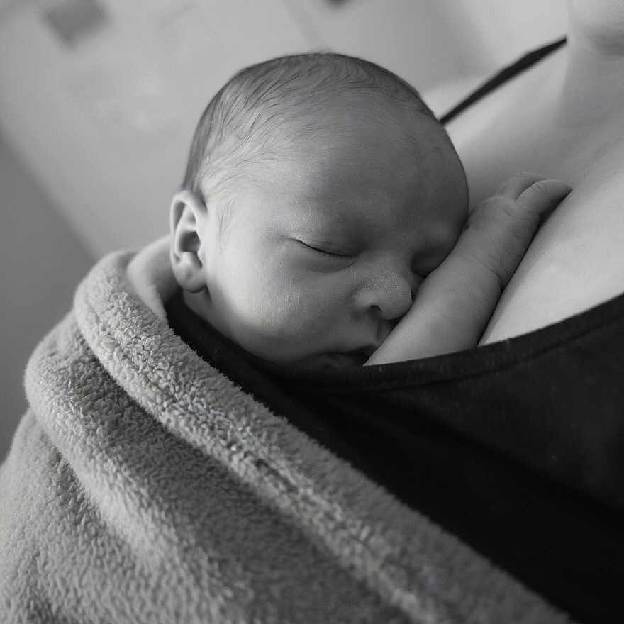 Eden participe au concours pour gagner de l'argent avec cette photo : newborn, baby, sleeping, blanket, black_and_white, close_up, infant, face, head, person, skin, soft_texture, peaceful, resting, cuddle, human, arm, comfort, tender, portrait