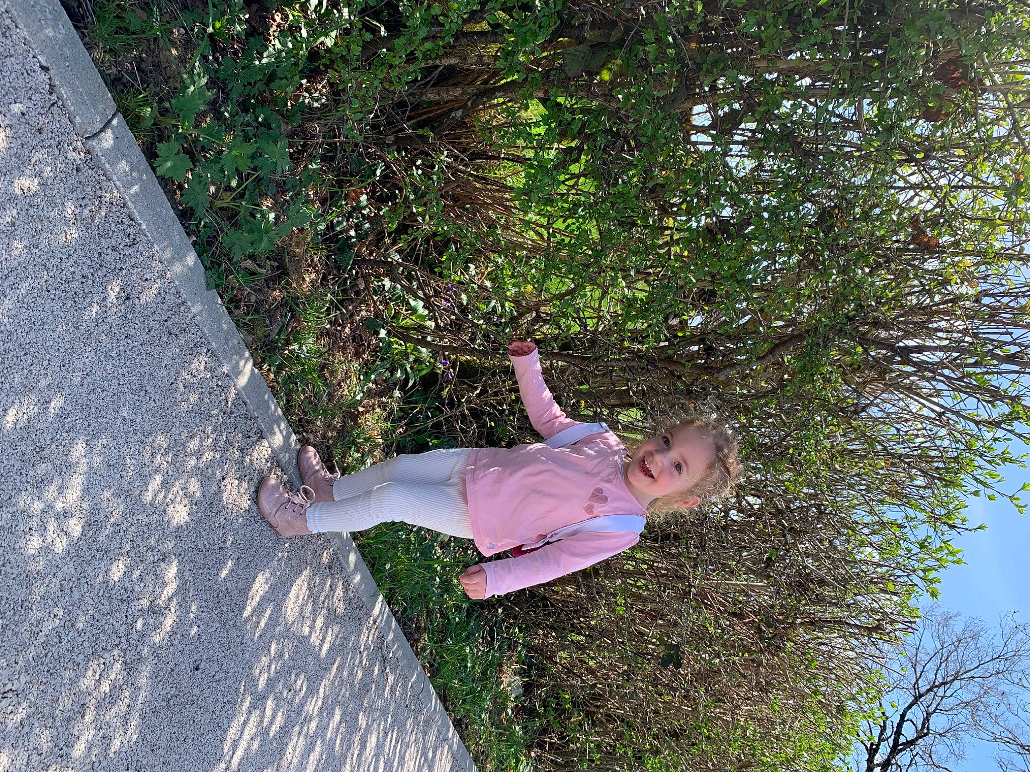 Lara a rejoint le concours — aidez-le/la à gagner de superbes lots ! asphalt, concrete, curb, grass, groundcover, happy, human_leg, joy, knee, landscape, leisure, people_in_nature, person, plant, road_surface, shadow, shrub, sidewalk, tree