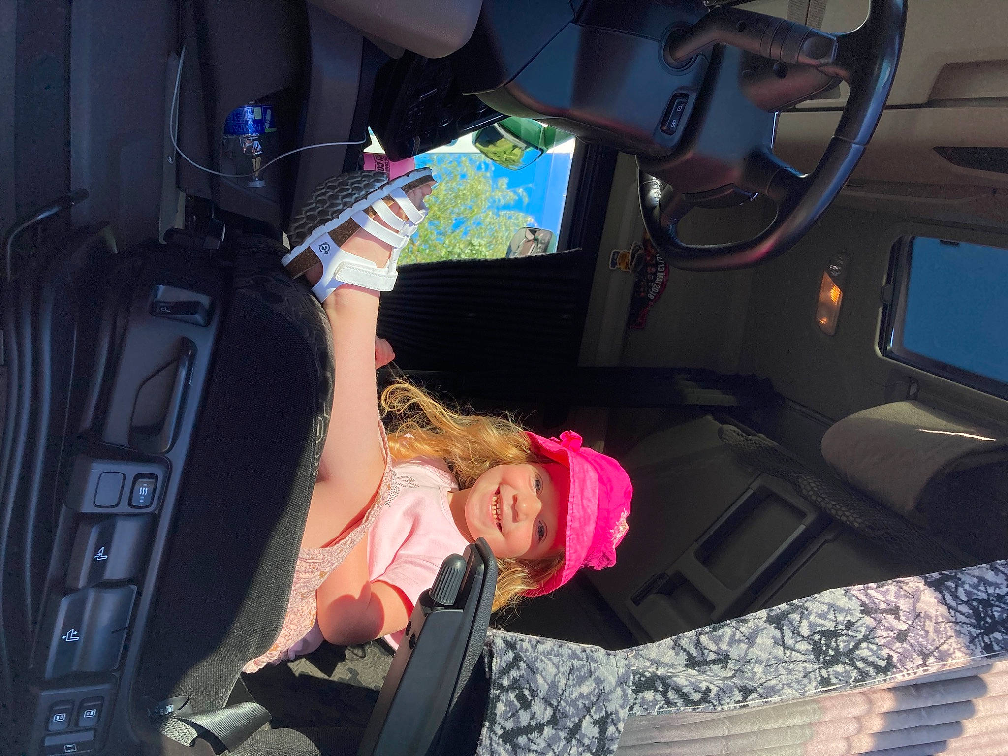 Lara participe au concours pour gagner de l'argent avec cette photo : auto_part, automotive_design, automotive_exterior, automotive_window_part, car, car_seat, car_seat_cover, door, family_car, flash_photography, head_restraint, headwear, human_leg, joy, luxury_vehicle, mode_of_transport, motor_vehicle, person, smile, steering_wheel