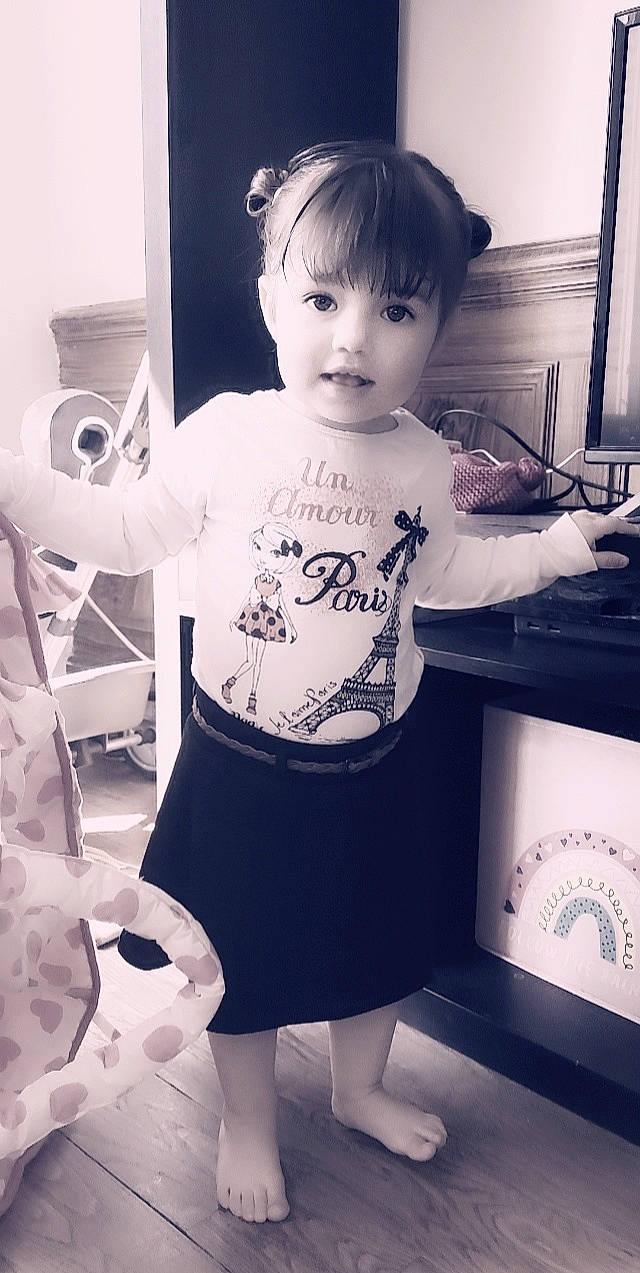 Inaya participe au concours pour gagner de l'argent avec cette photo : arm, black, black_and_white, black_hair, eye, hair, hairstyle, human_body, iris, monochrome, monochrome_photography, neck, person, photograph, shoulder, sleeve, standing, style, t_shirt, toddler