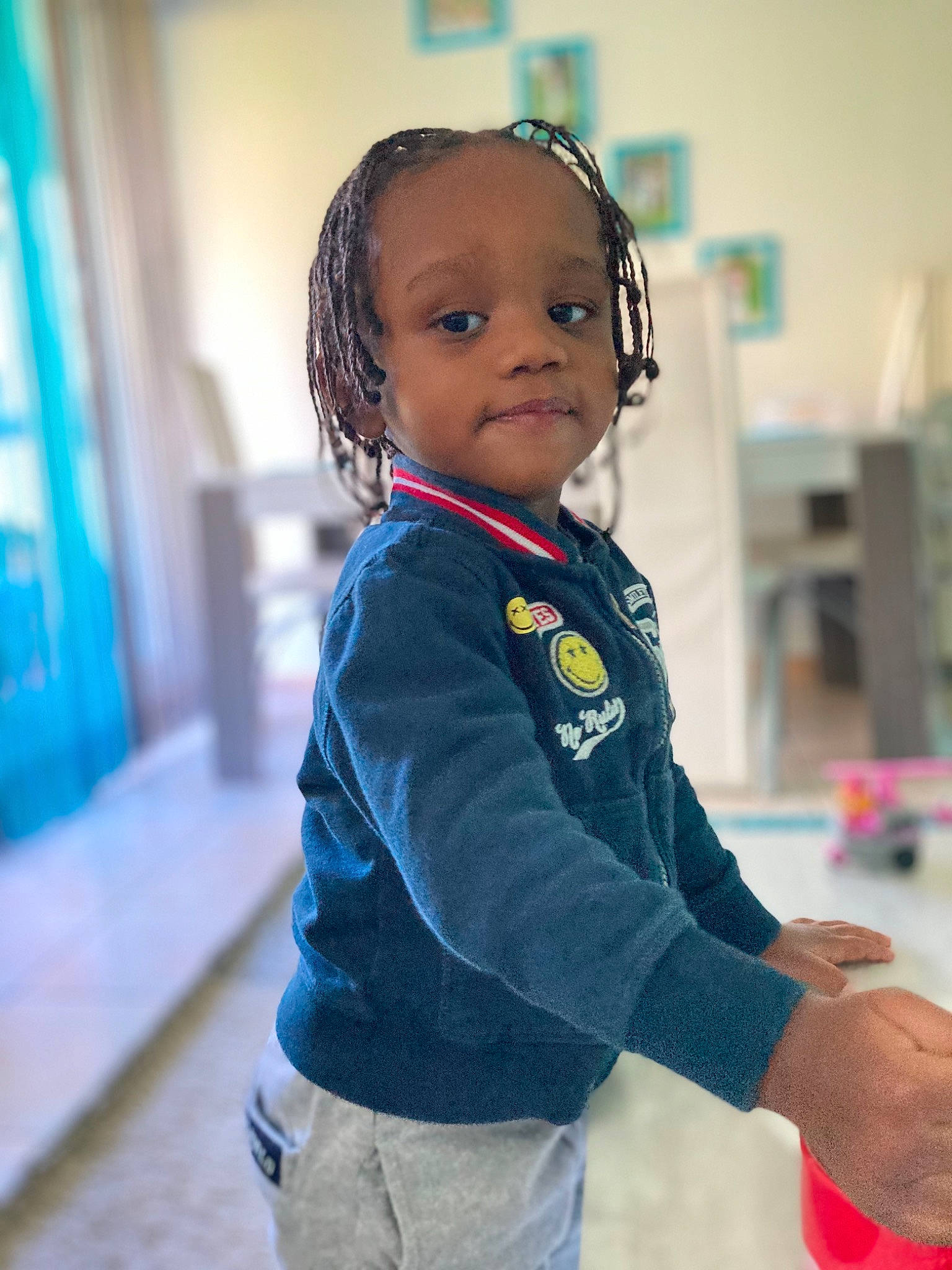 Owen participe au concours pour gagner de l'argent avec cette photo : baby_toddler_clothing, bookcase, child, dreadlocks, person, shelf, shelving, sleeve, toddler