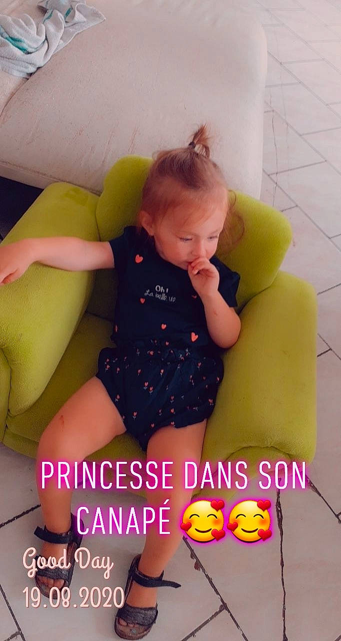 Camelia participe au concours pour gagner de l'argent avec cette photo : child, finger, leg, person, photo_caption, play, thigh, toddler, yellow