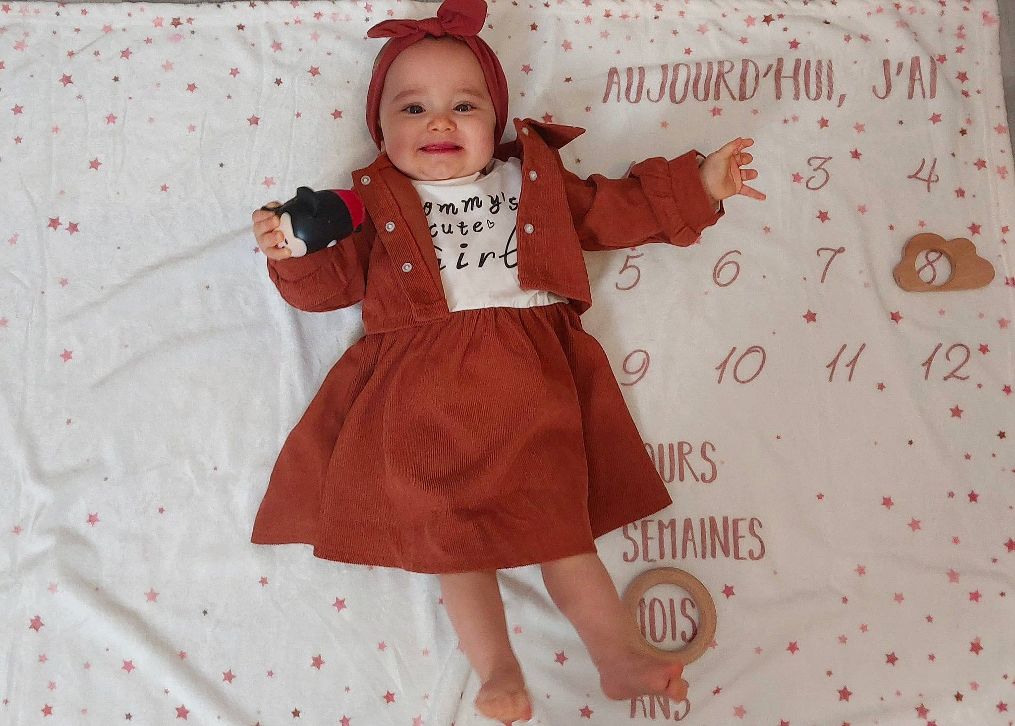 Louna participe au concours pour gagner de l'argent avec cette photo : baby_toddler_clothing, carmine, child, costume, costume_hat, day_dress, event, fashion_design, happy, joy, magenta, one_piece_garment, pattern, peach, person, pink, red, sleeve, smile, textile