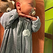 Elyo a rejoint le concours — aidez-le/la à gagner de superbes lots ! baby, sleeping, pacifier, onesie, teddy_bear, blanket, infant, cute, cozy, resting, child, soft_toy, indoors, portrait, peaceful, newborn, baby_clothes, face, hand, lying_down