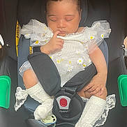 Lynaé participe au concours pour gagner de l'argent avec cette photo : baby, sleeping, car_seat, infant, white_clothing, floral, socks, pacifier, child, cute, peaceful, seatbelt, safety, resting, adorable, newborn, toddler, indoors, portrait, infant_clothing
