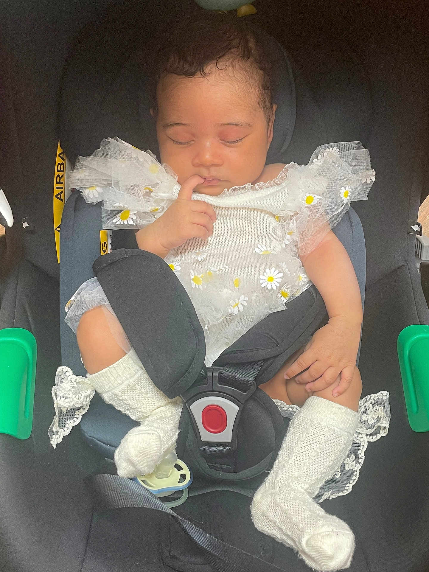 Lynaé participe au concours pour gagner de l'argent avec cette photo : baby, sleeping, car_seat, infant, white_clothing, floral, socks, pacifier, child, cute, peaceful, seatbelt, safety, resting, adorable, newborn, toddler, indoors, portrait, infant_clothing