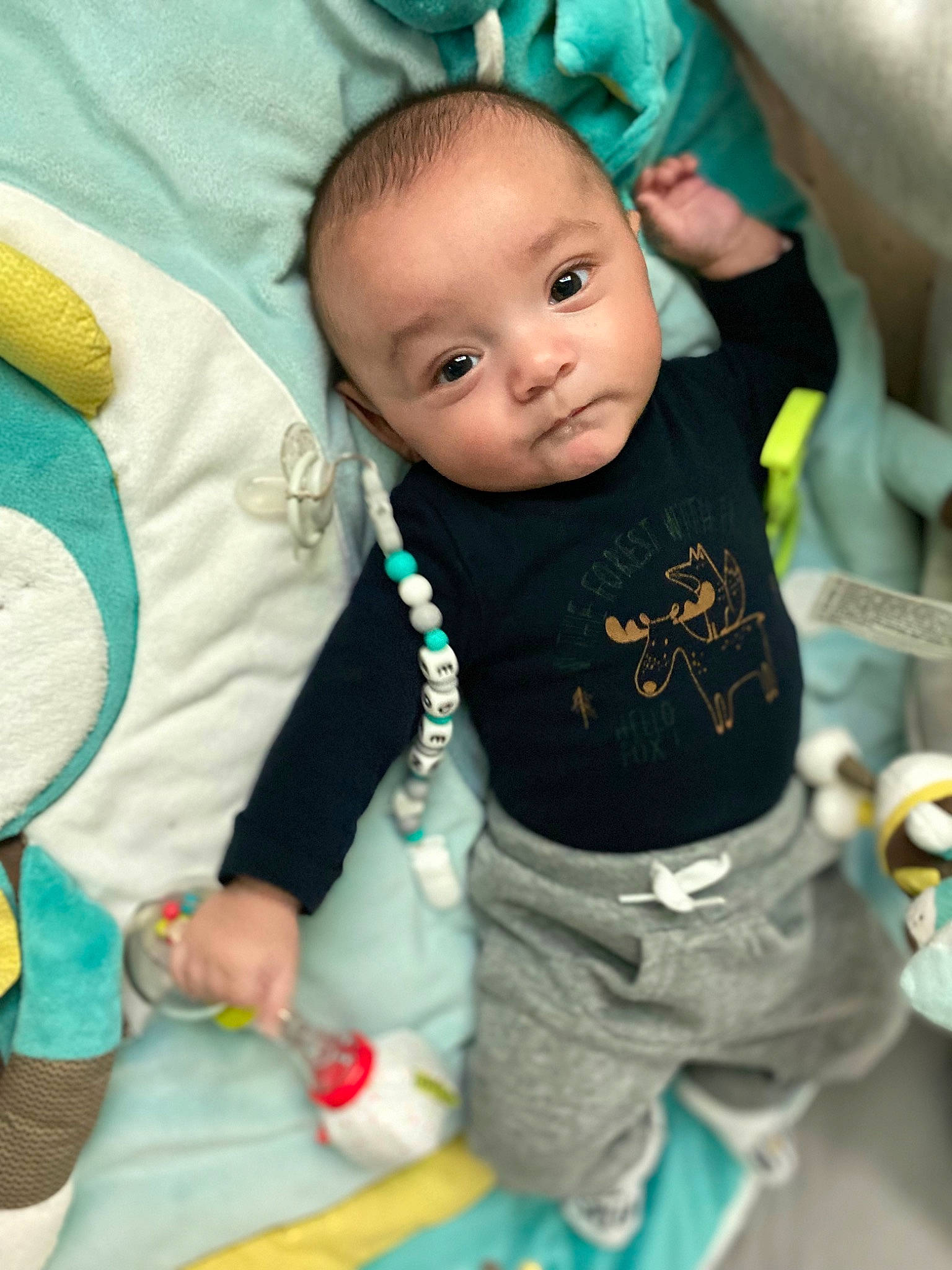 Eden a rejoint le concours — aidez-le/la à gagner de superbes lots ! baby, baby_products, baby_toddler_clothing, beauty, cheek, child, comfort, facial_expression, finger, fun, green, happy, head, nose, organ, person, product, room, skin, textile