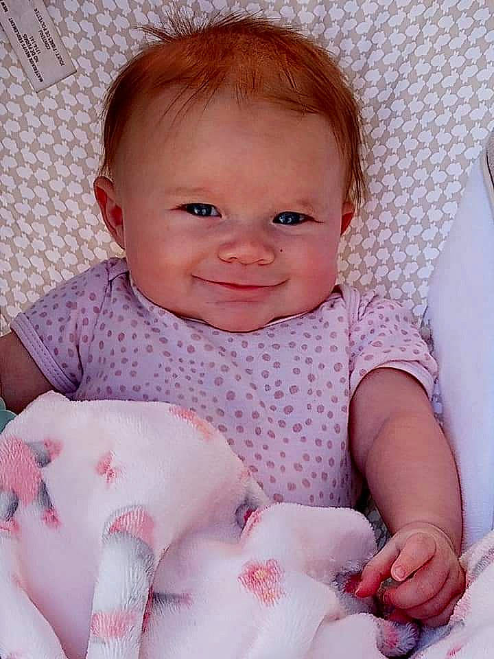 Esther is registered to the contest to win money with this photo: arm, cheek, chin, comfort, eye, eyebrow, facial_expression, hand, human, human_body, joy, leg, lip, mouth, nose, organ, person, product, skin, smile