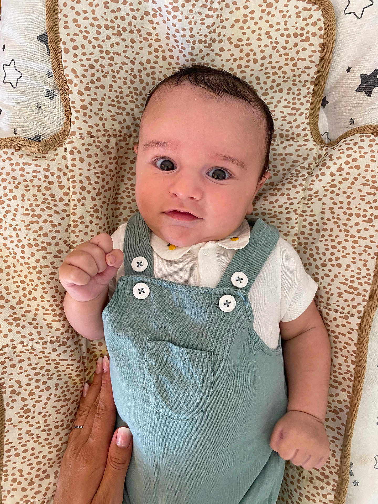 Tommie a rejoint le concours — aidez-le/la à gagner de superbes lots ! baby, infant, child, romper, white_shirt, hand, cushion, patterned_cushion, cute, lying_down, indoor, portrait, skin, face, eyes, small_fingers, baby_clothes, soft_tones, warmth, comfort