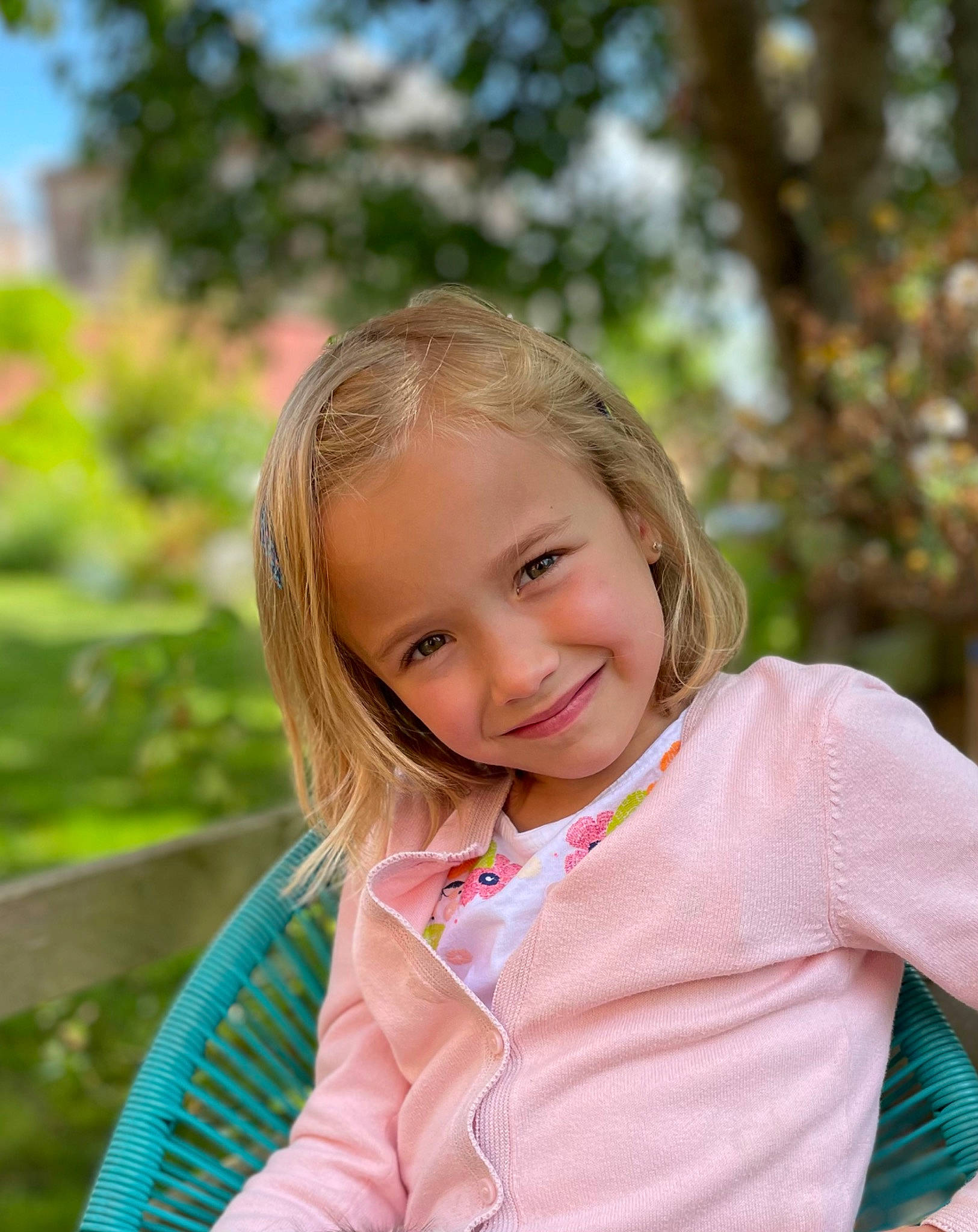 Zola a rejoint le concours — aidez-le/la à gagner de superbes lots ! blond, botany, brown_hair, child, face, fun, grass, happy, joy, leisure, lip, people_in_nature, person, plant, recreation, sitting, skin, smile, spring, toddler