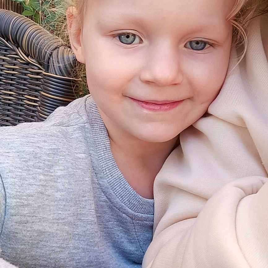 Leyna participe au concours pour gagner de l'argent avec cette photo : adult, baby, blonde, bodypart, clothing, couch, face, female, finger, furniture, hair, hand, happy, head, knitwear, person, photography, portrait, smile, woman