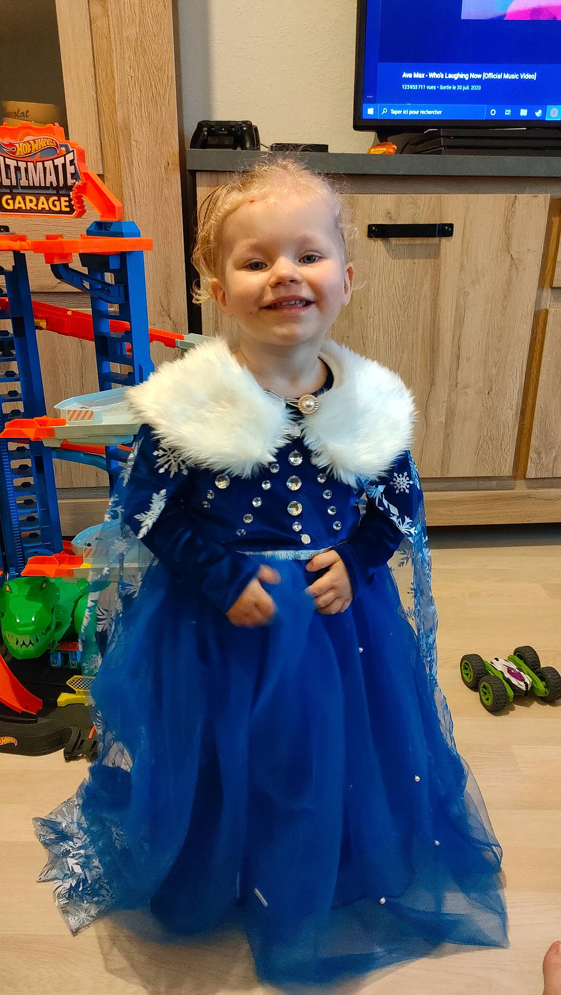 Leyna participe au concours pour gagner de l'argent avec cette photo : blue, child, costume, display_device, electric_blue, event, fashion_design, flat_panel_display, flooring, formal_wear, fun, happy, joy, led_backlit_lcd_display, organ, person, room, smile, standing, television