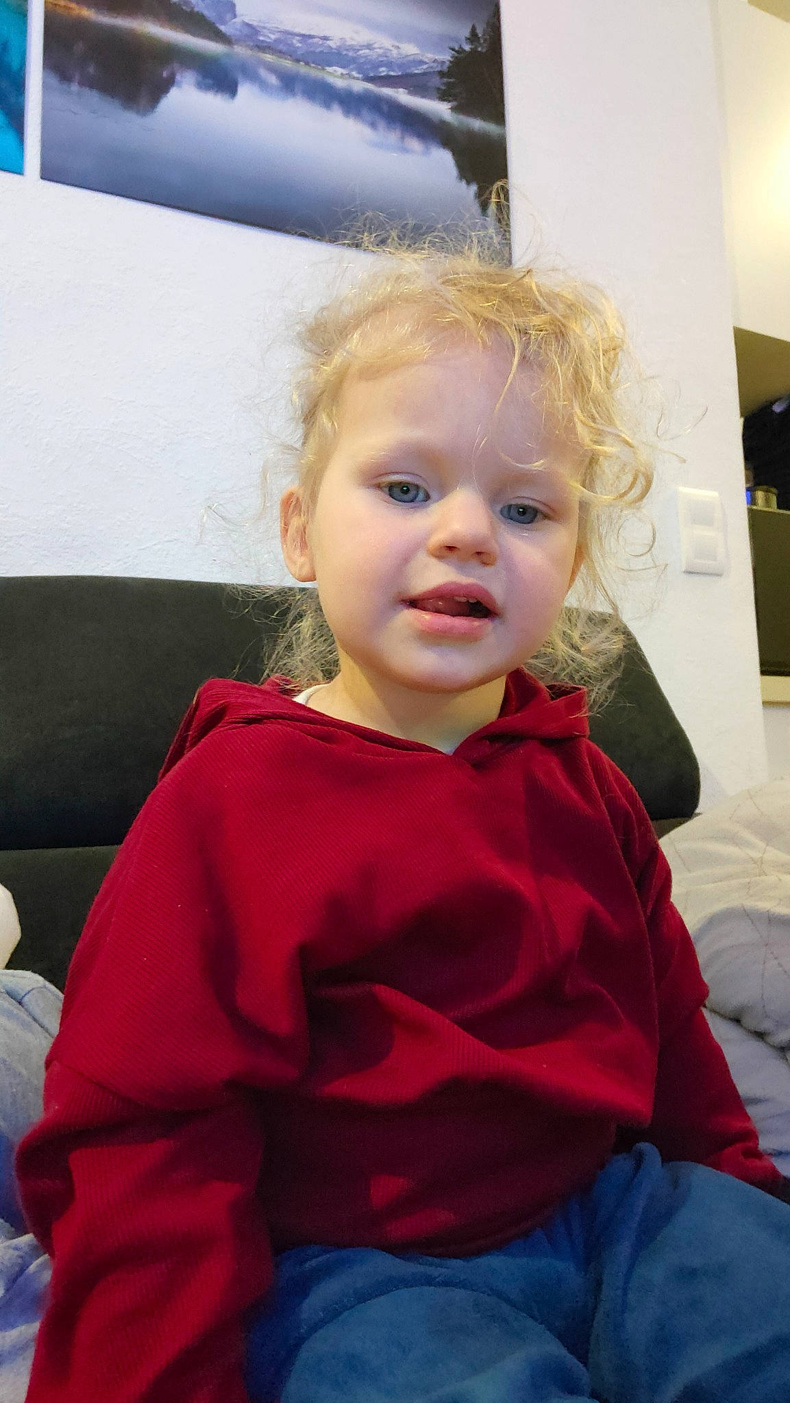 Leyna a rejoint le concours — aidez-le/la à gagner de superbes lots ! baby_toddler_clothing, cheek, chin, comfort, dress, facial_expression, fun, happy, head, human_body, iris, lip, mouth, nose, person, shoulder, skin, sleeve, smile, standing