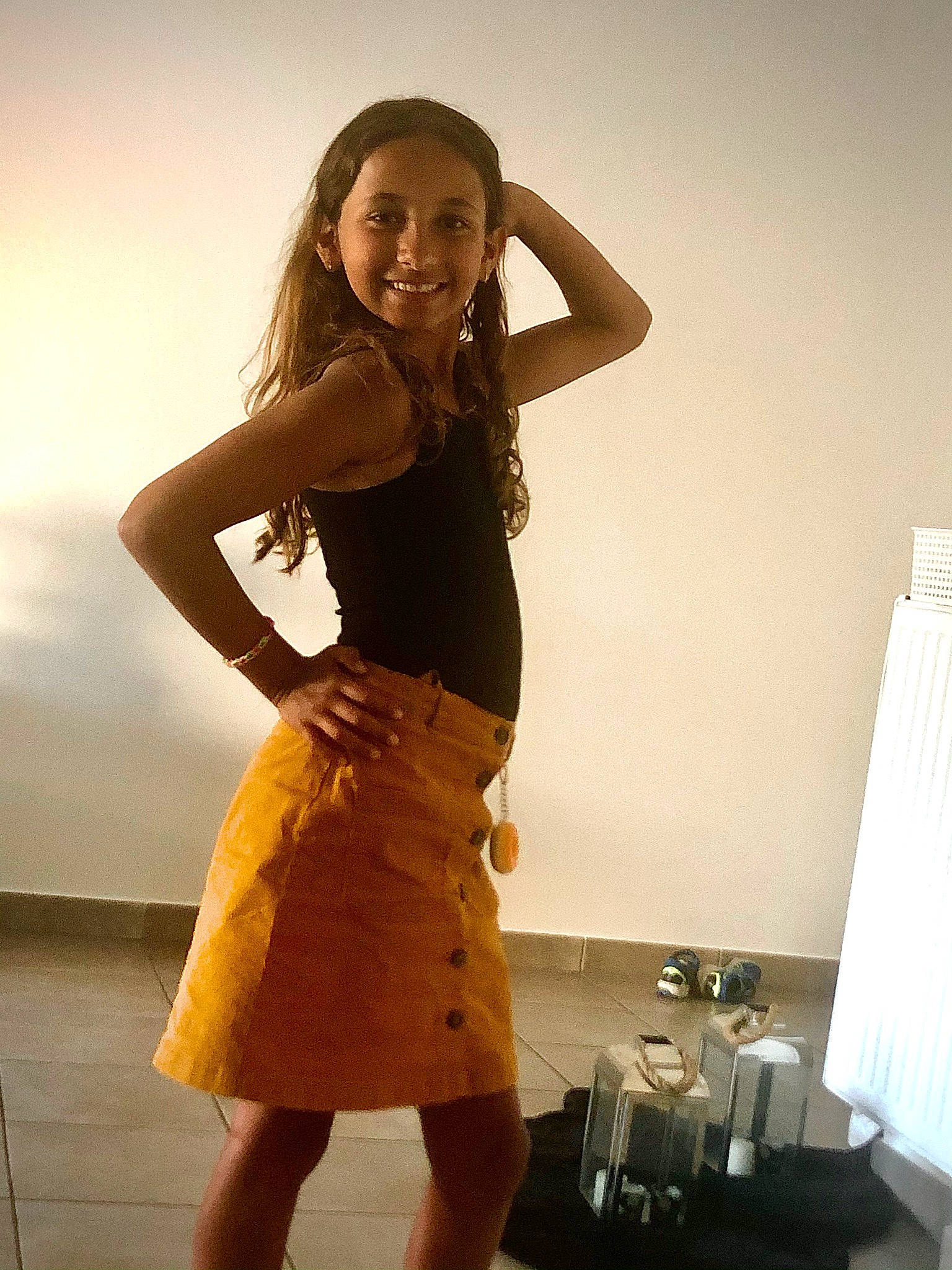 Inès a rejoint le concours — aidez-le/la à gagner de superbes lots ! arm, black_hair, elbow, fashion_design, flash_photography, gesture, happy, human_leg, joint, joy, knee, leg, long_hair, neck, person, shoulder, sleeve, smile, standing, thigh