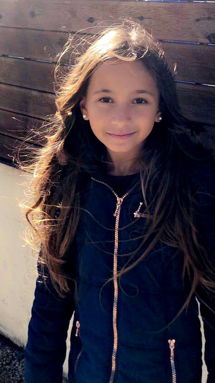 Inès participe au concours pour gagner de l'argent avec cette photo : black, clothing, eyebrow, face, facial_expression, fashion, flash_photography, hair, hairstyle, happy, human, iris, joy, lip, organ, outerwear, person, photograph, skin, smile