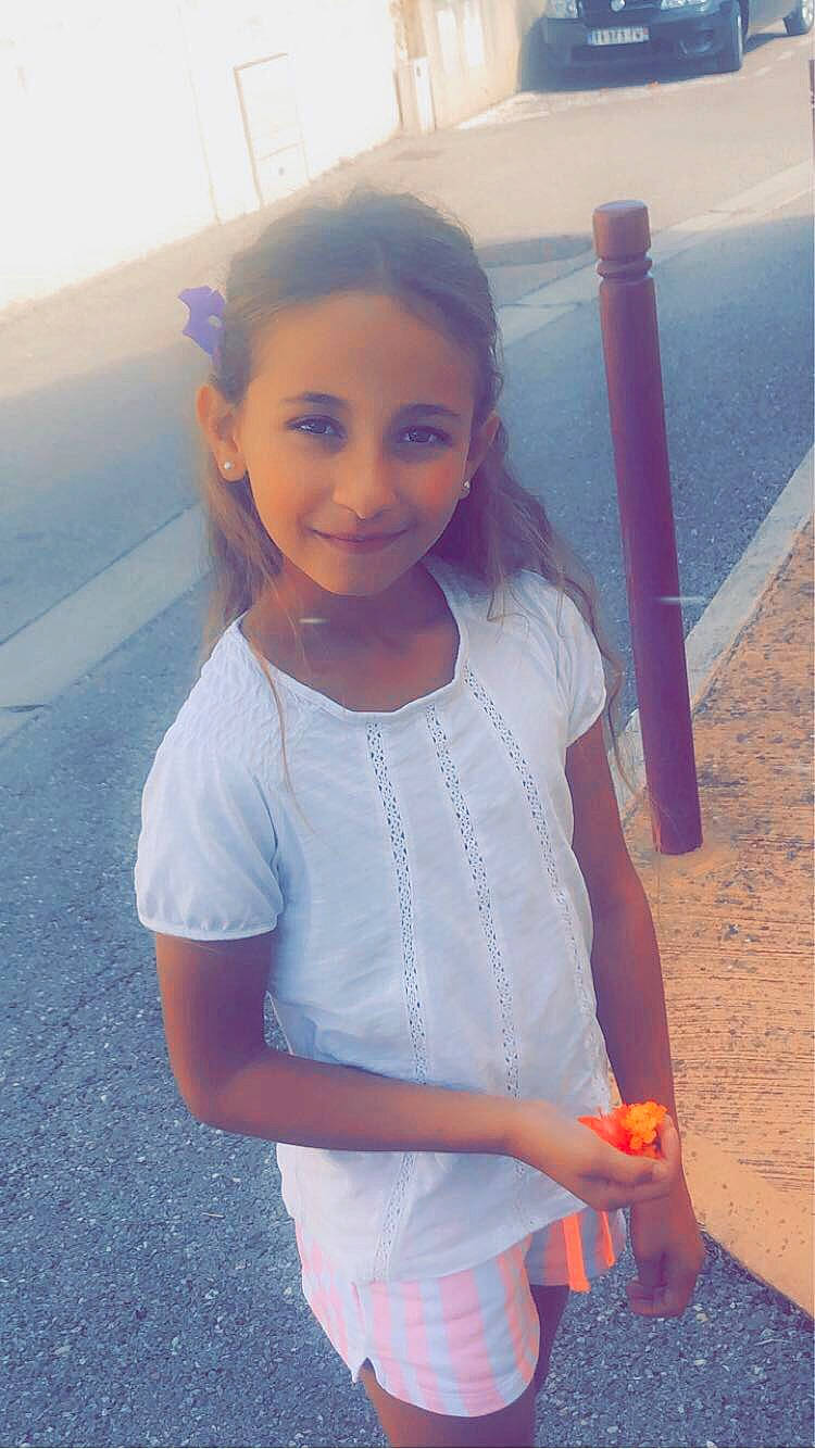 Inès participe au concours pour gagner de l'argent avec cette photo : cool, elbow, electric_blue, fun, gesture, hair, happy, head, human_body, joy, leisure, long_hair, neck, person, shoulder, sleeve, smile, standing, t_shirt, thigh