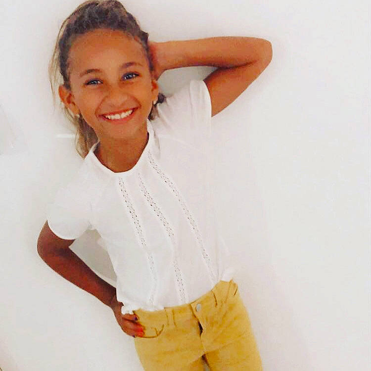 Inès participe au concours pour gagner de l'argent avec cette photo : arm, collar, dress_shirt, elbow, finger, flash_photography, gesture, happy, human_body, joint, joy, khaki_pants, muscle, neck, person, shoulder, sleeve, smile, stomach, thigh