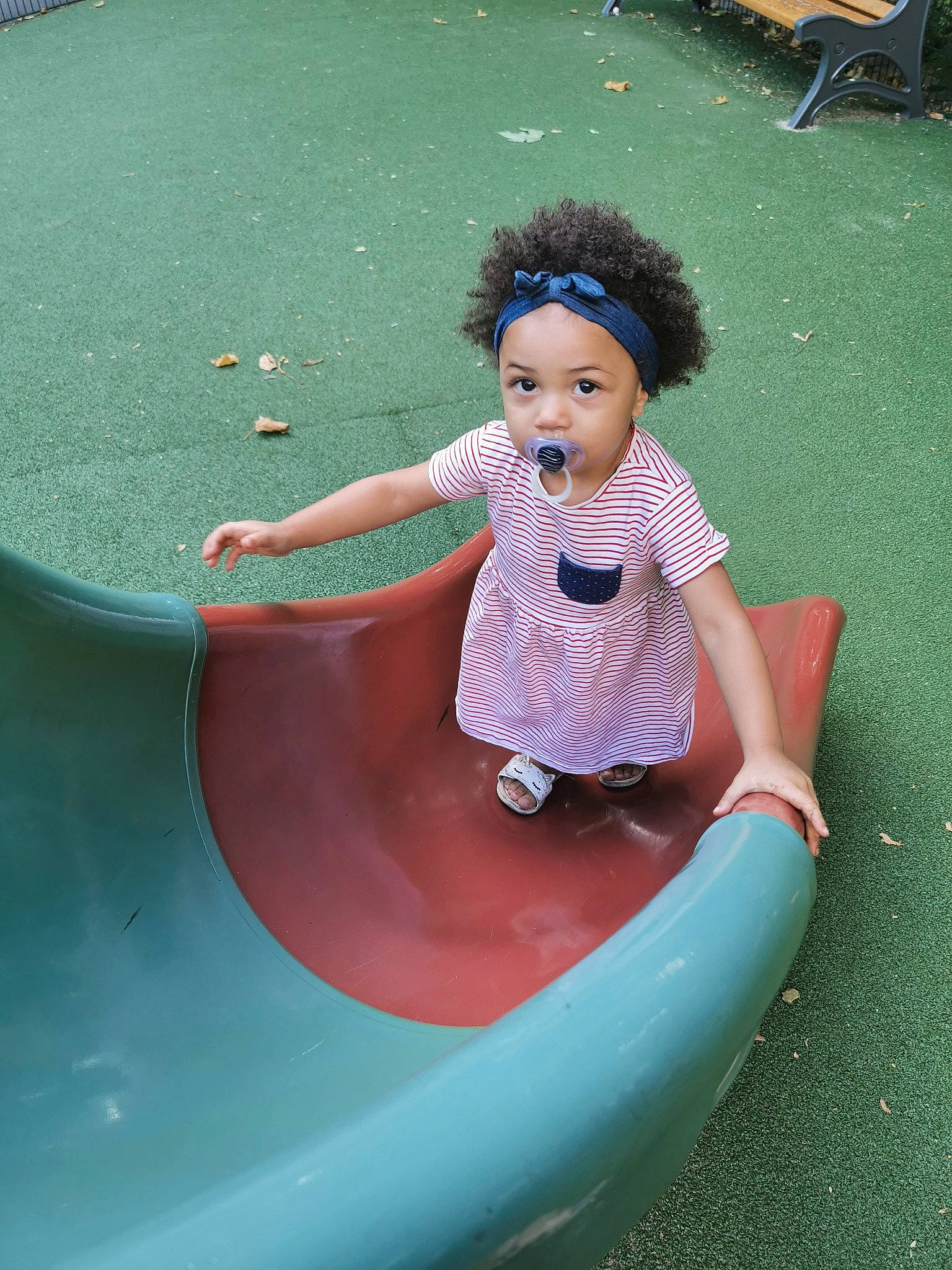 Neela a rejoint le concours — aidez-le/la à gagner de superbes lots ! aqua, chute, dress, flooring, fun, grass, green, happy, headwear, leg, leisure, magenta, person, photograph, pink, playground, public_space, recreation, summer, toddler