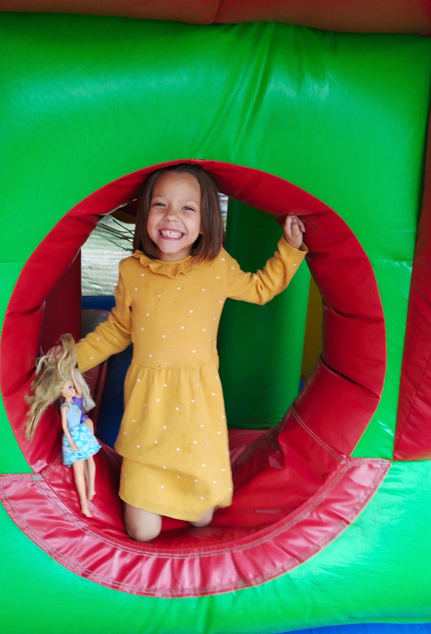 Lily a rejoint le concours — aidez-le/la à gagner de superbes lots ! baby_toddler_clothing, bounce_house, child, chute, circle, comfort, fun, green, happy, joy, leisure, organ, outdoor_play_equipment, person, play, playground, recreation, red, smile, toddler