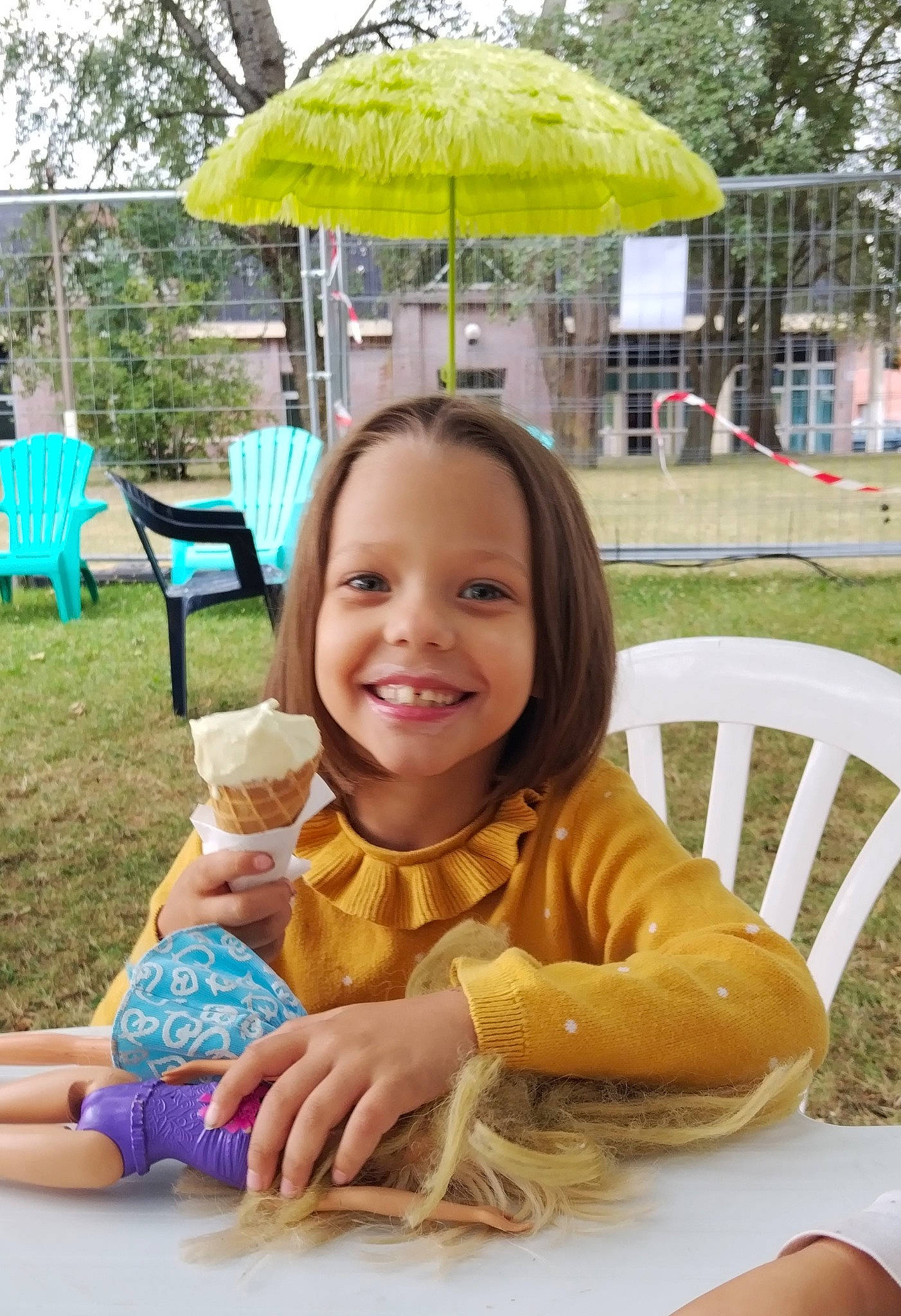 Lily participe au concours pour gagner de l'argent avec cette photo : chair, child, fun, grass, green, happy, joy, leisure, outdoor_furniture, person, photograph, plant, recreation, skin, smile, snapshot, summer, table, toddler, tree