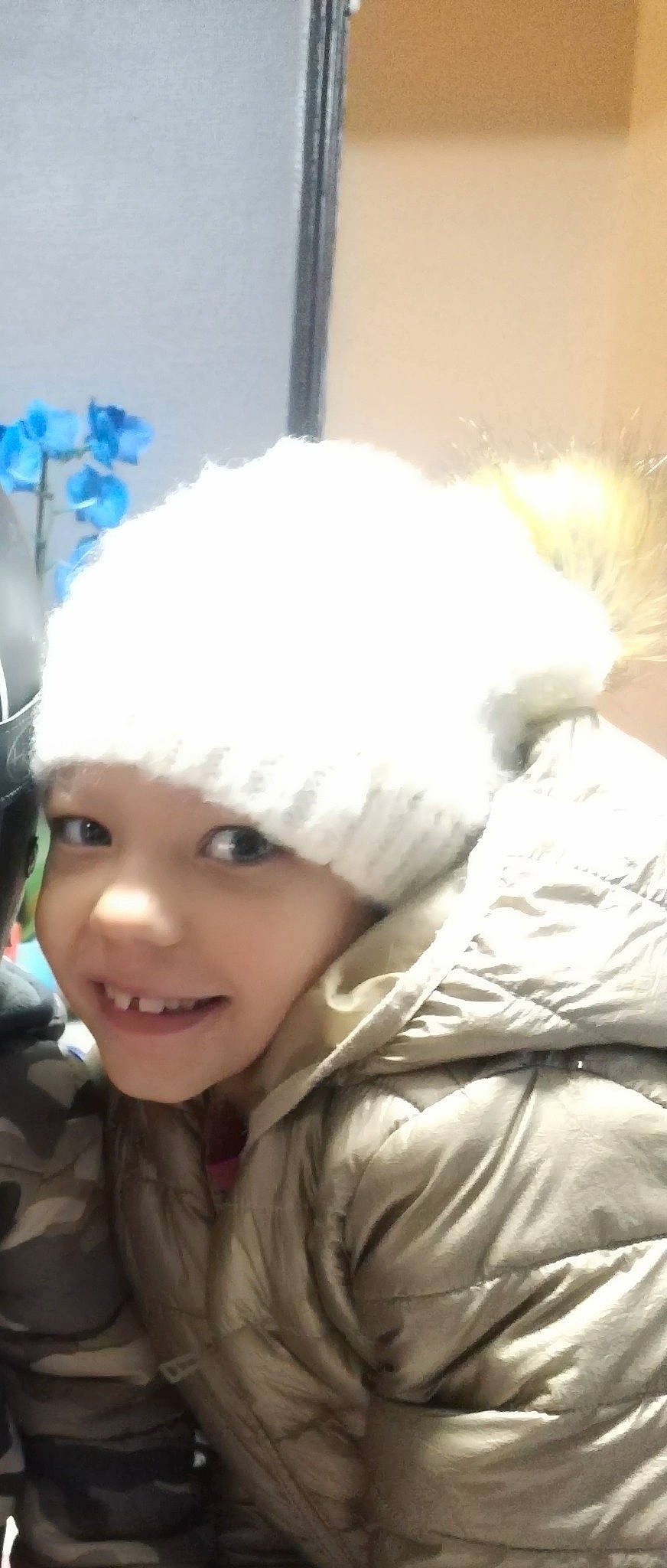 Lily a rejoint le concours — aidez-le/la à gagner de superbes lots ! beanie, bonnet, cap, child, eyelash, fashion_accessory, flash_photography, freezing, fun, fur, fur_clothing, happy, headgear, headwear, jacket, joy, knit_cap, person, smile, toddler