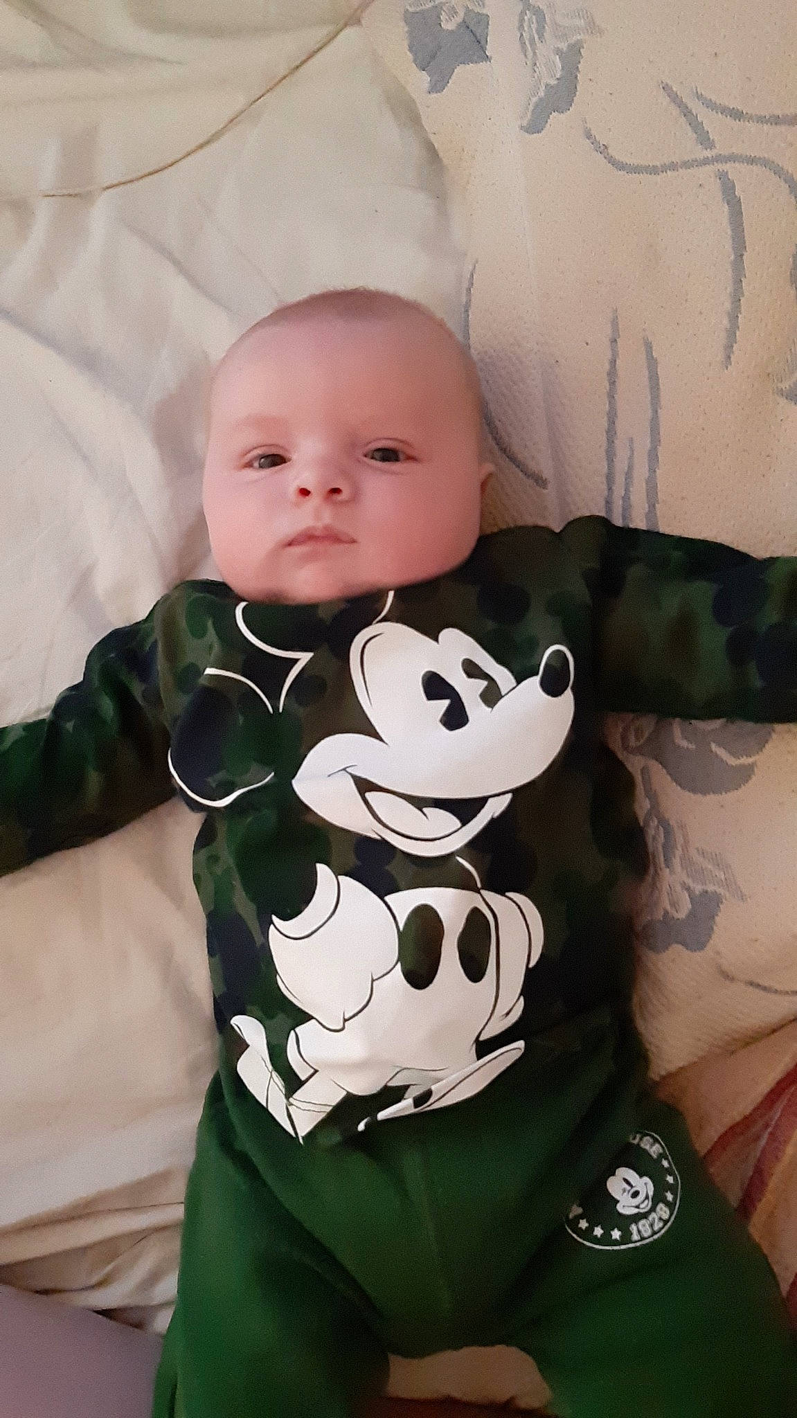 Eliot a rejoint le concours — aidez-le/la à gagner de superbes lots ! baby, baby_products, baby_toys, cheek, child, head, person, toddler, toy