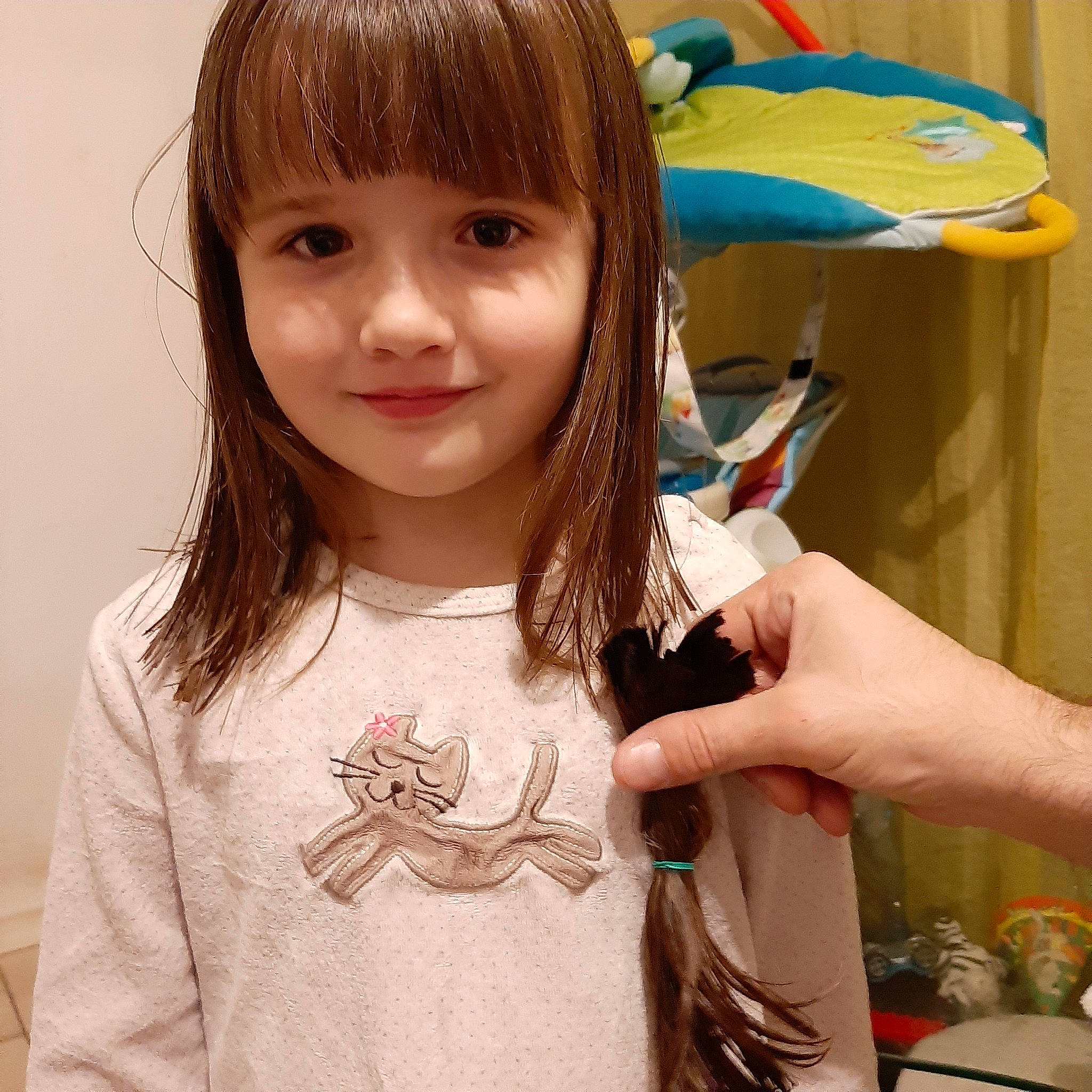 Lily-ambre a rejoint le concours — aidez-le/la à gagner de superbes lots ! bangs, bob_cut, brown_hair, hair, hair_accessory, hair_coloring, hairstyle, hime_cut, joy, long_hair, neck, person, smile
