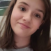 Lily-ambre a rejoint le concours — aidez-le/la à gagner de superbes lots ! background, casual, child, closeup, expression, face, female, friendly, grey_shirt, hair, head, indoors, natural_light, person, portrait, relaxed, selfie, smile, wall_art, young