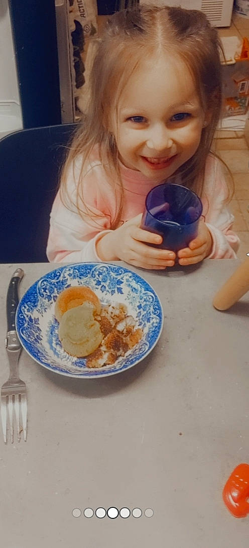 Milyanna a rejoint le concours — aidez-le/la à gagner de superbes lots ! bowl, cuisine, cutlery, dessert, dish, dishware, food, fork, ingredient, joy, kitchen_utensil, person, plate, platter, porcelain, recipe, serveware, smile, table, tableware