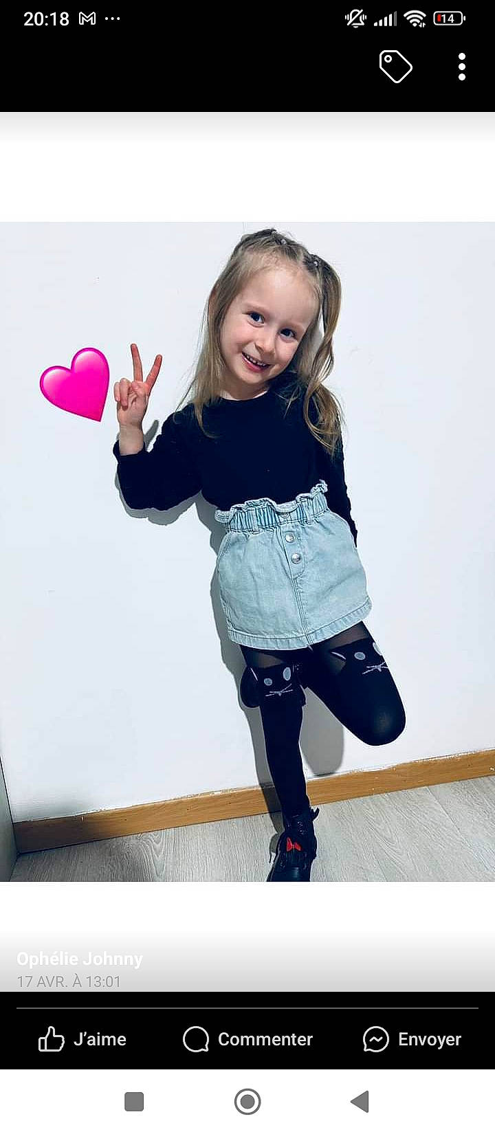 Milyanna a rejoint le concours — aidez-le/la à gagner de superbes lots ! baby_toddler_clothing, balloon, dance, electric_blue, fashion_design, gesture, happy, human_leg, joy, knee, leg, magenta, performing_arts, person, pink, sleeve, smile, sportswear, t_shirt, thigh
