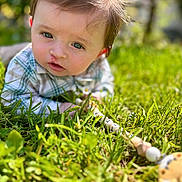 Mattia a rejoint le concours — aidez-le/la à gagner de superbes lots ! baby, child, grass, outdoor, toy, beads, greenery, face, portrait, curious, sunlight, nature, playing, young, person, plaid_shirt, head, closeup, crawling, daytime