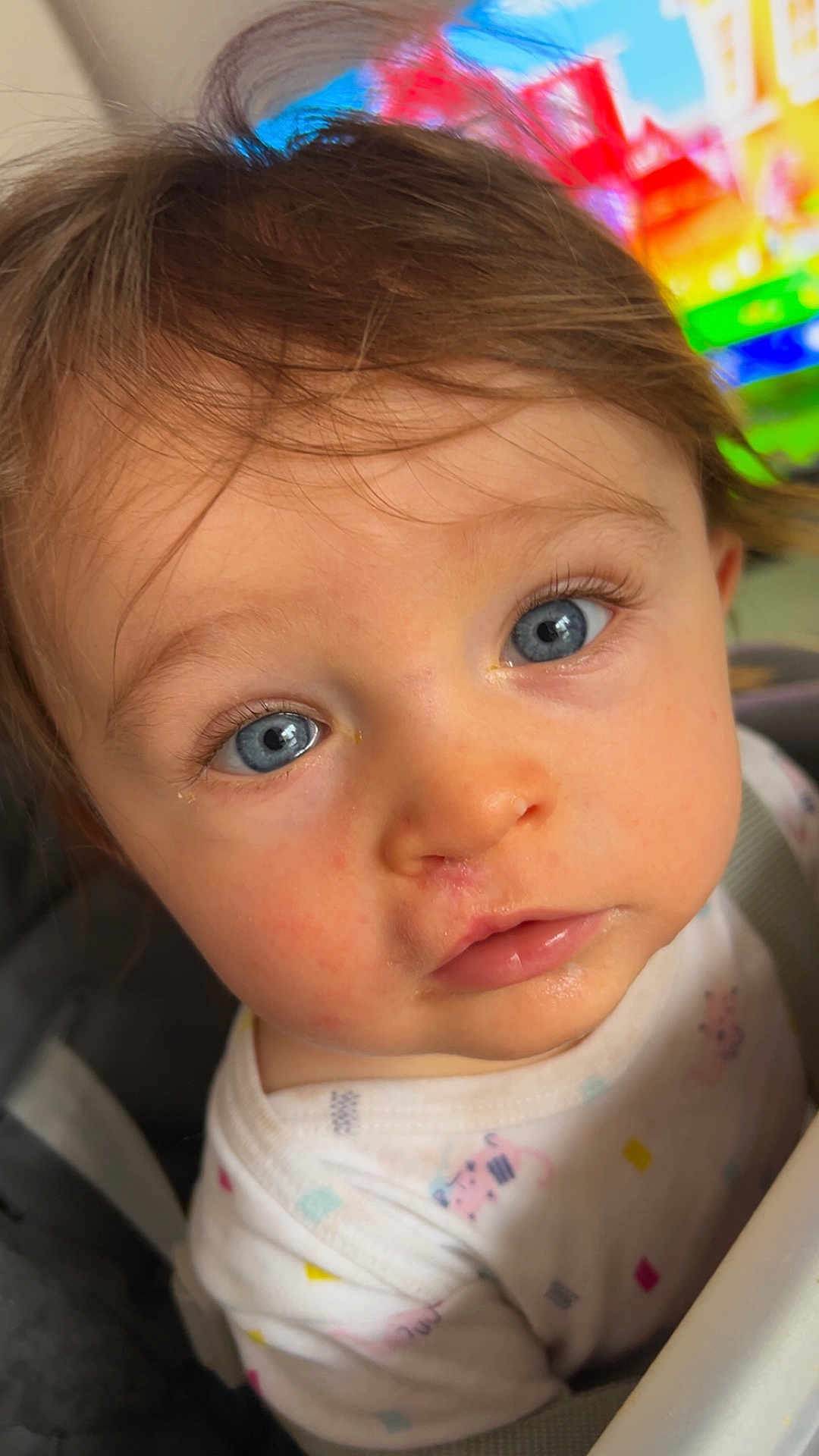 Mattia participe au concours pour gagner de l'argent avec cette photo : baby, child, blue_eyes, close_up, face, hair, onesie, patterned_clothing, portrait, cute, infant, expression, looking_up, soft_lighting, indoor, colorful_background, skin, young_child, person, toddler