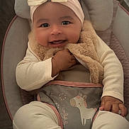 Malvina a rejoint le concours — aidez-le/la à gagner de superbes lots ! baby, infant, smiling, headband, bow, bouncer, seat, plush, fur, onesie, socks, hands, eyes, cheeks, unicorn, pattern, cute, portrait, indoor, cozy