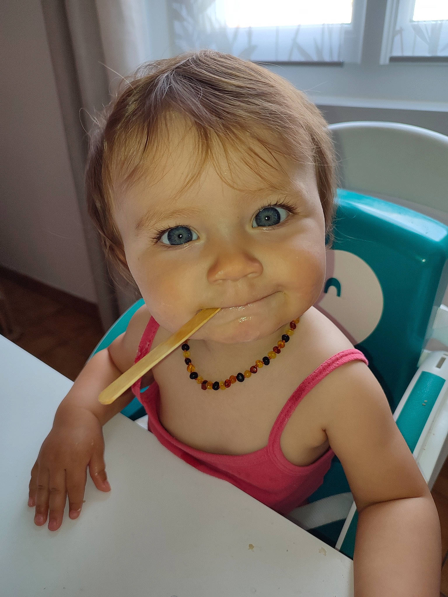 Alice a rejoint le concours — aidez-le/la à gagner de superbes lots ! baby, baby_food, bathing, cheek, chest, child, eye, eyelash, finger, fun, gesture, happy, jaw, lip, mouth, nose, person, skin, smile, toddler