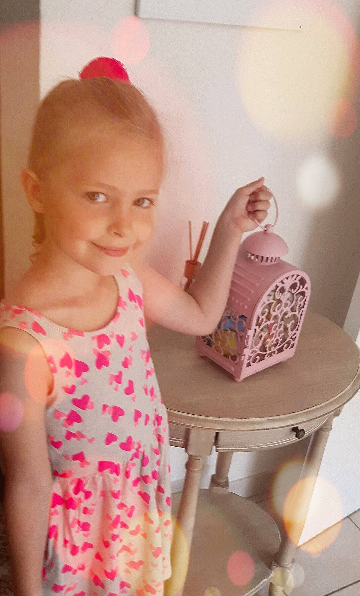 Vika participe au concours pour gagner de l'argent avec cette photo : child, dress, girl, hairstyle, human_positions, infant, person, pink, skin, sweetness, toddler