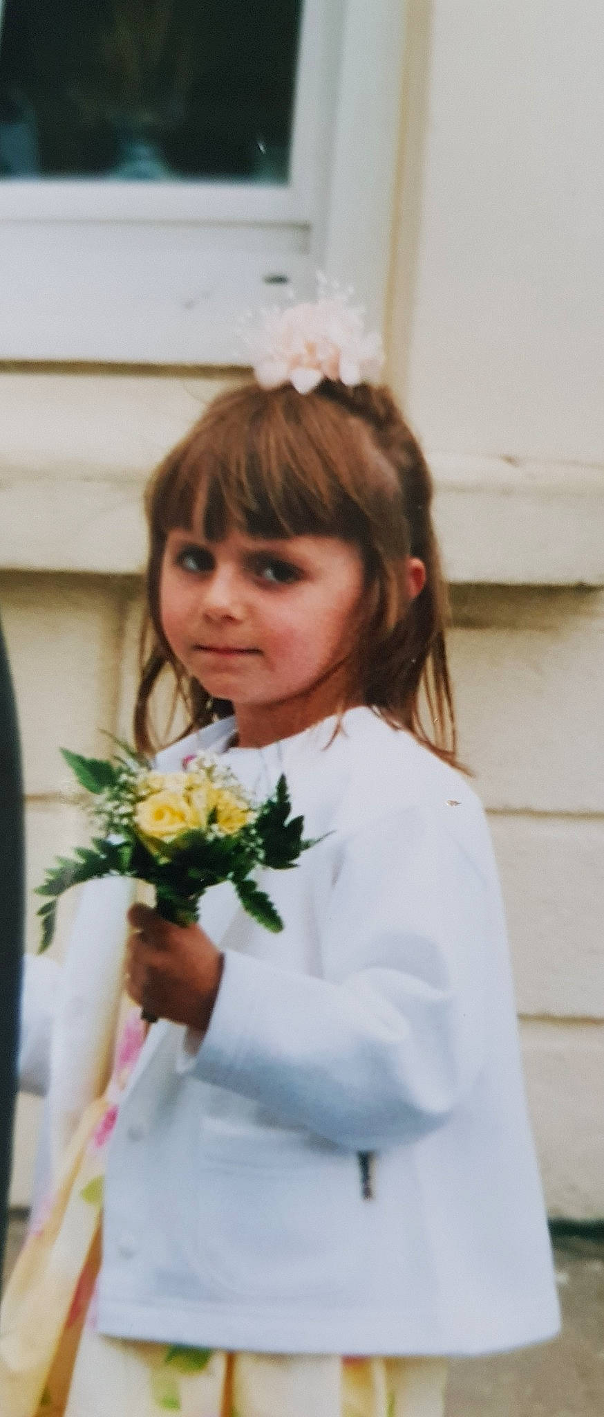 Lilou participe au concours pour gagner de l'argent avec cette photo : art, bouquet, bridal_clothing, bride, brown_hair, ceremony, child, cut_flowers, dress, floral_design, floristry, flower, flower_arranging, formal_wear, hair, hairstyle, person, plant, smile, wedding